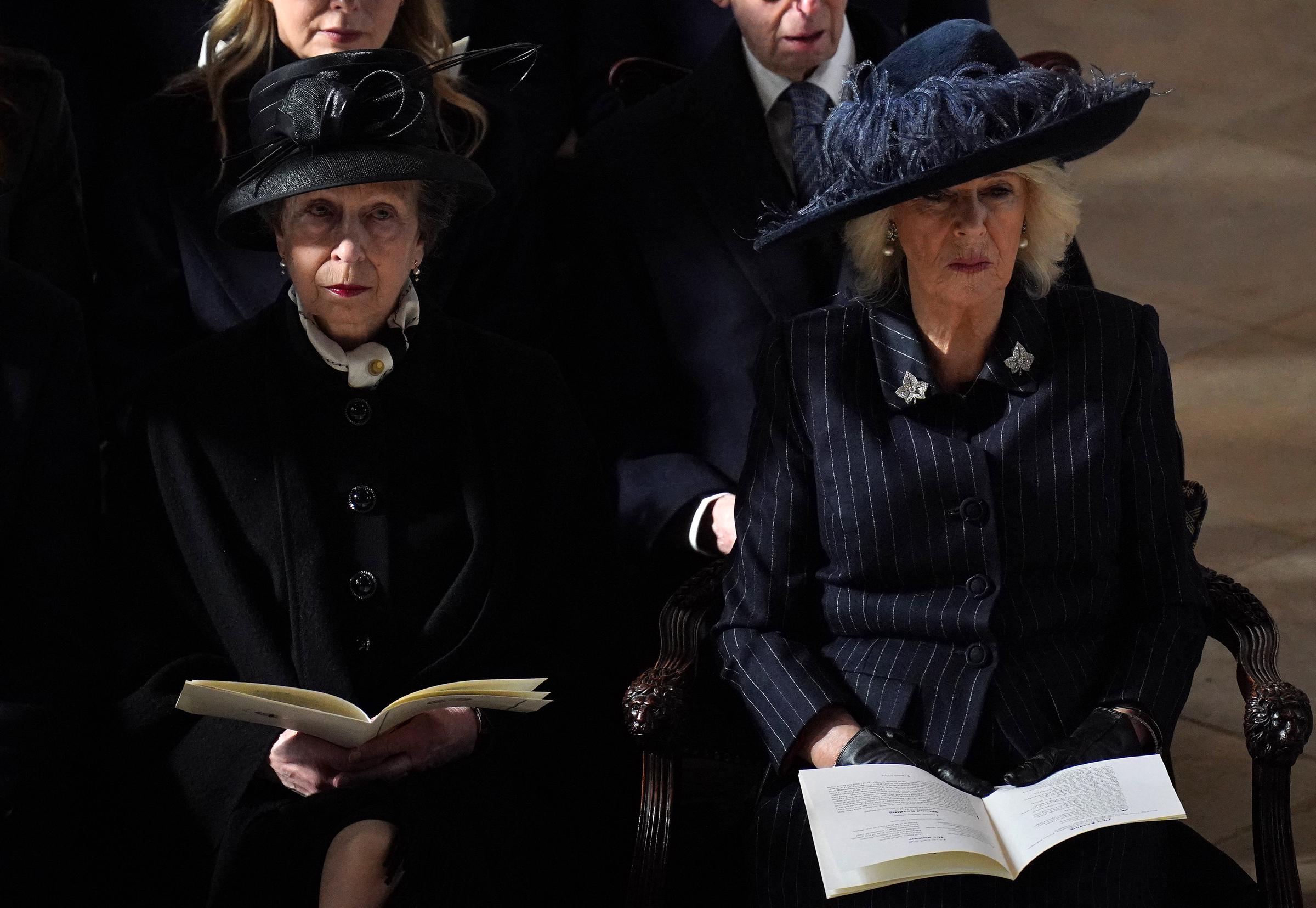 La princesa Ana y la reina Camilla en un servicio de Acción de Gracias por la vida del Rey Constantino de los Helenos, en la Capilla de San Jorge el 27 de febrero de 2024. | Fuente: Getty Images