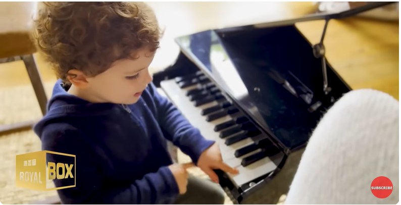 Archie Harrison Mountbatten-Windsor tocando el piano en casa, de un vídeo de YouTube fechado el 15 de diciembre de 2022 | Fuente: Youtube/@LMT