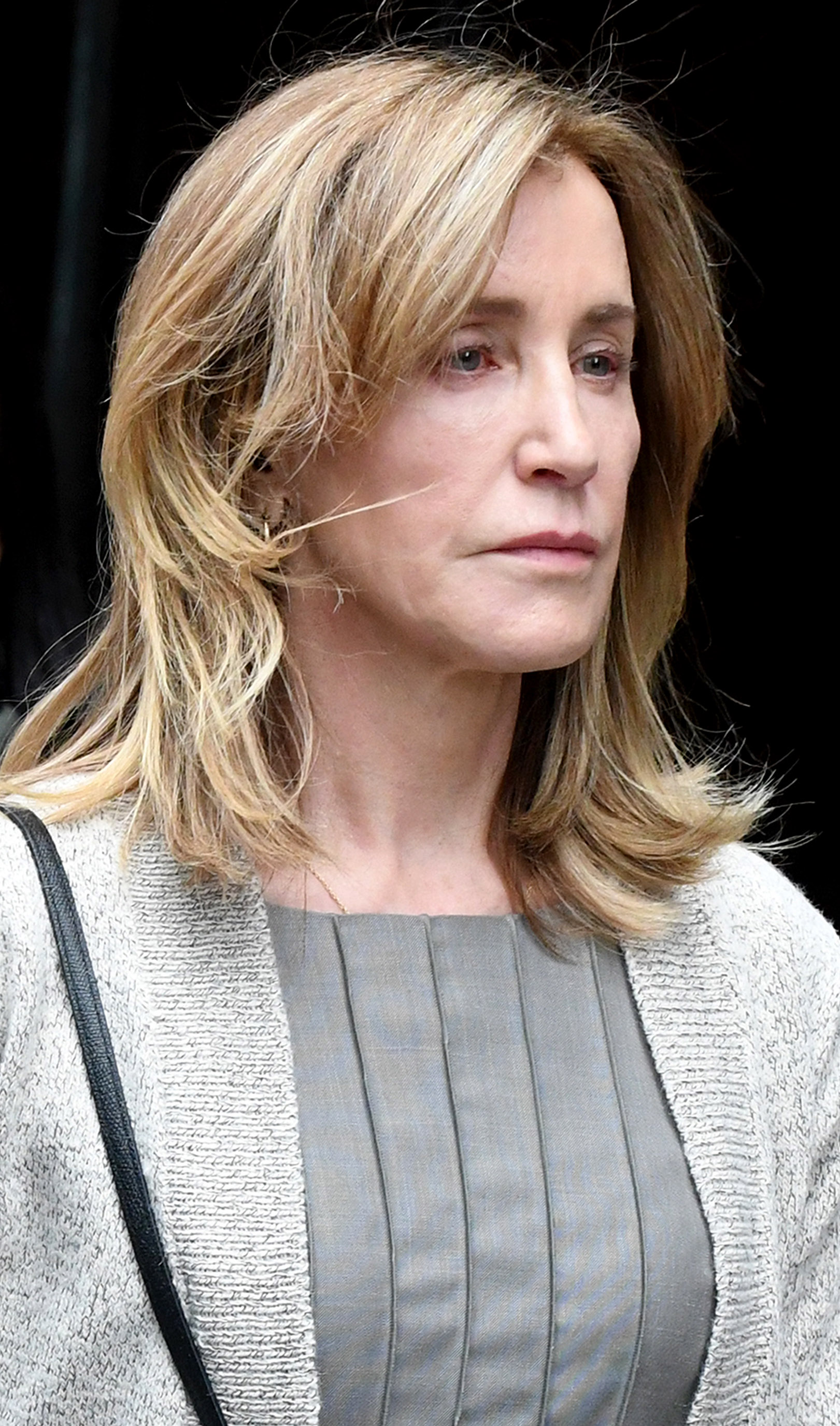 Felicity Huffman sale del Tribunal Federal de Boston el 13 de mayo de 2019, en Boston | Fuente: Getty Images