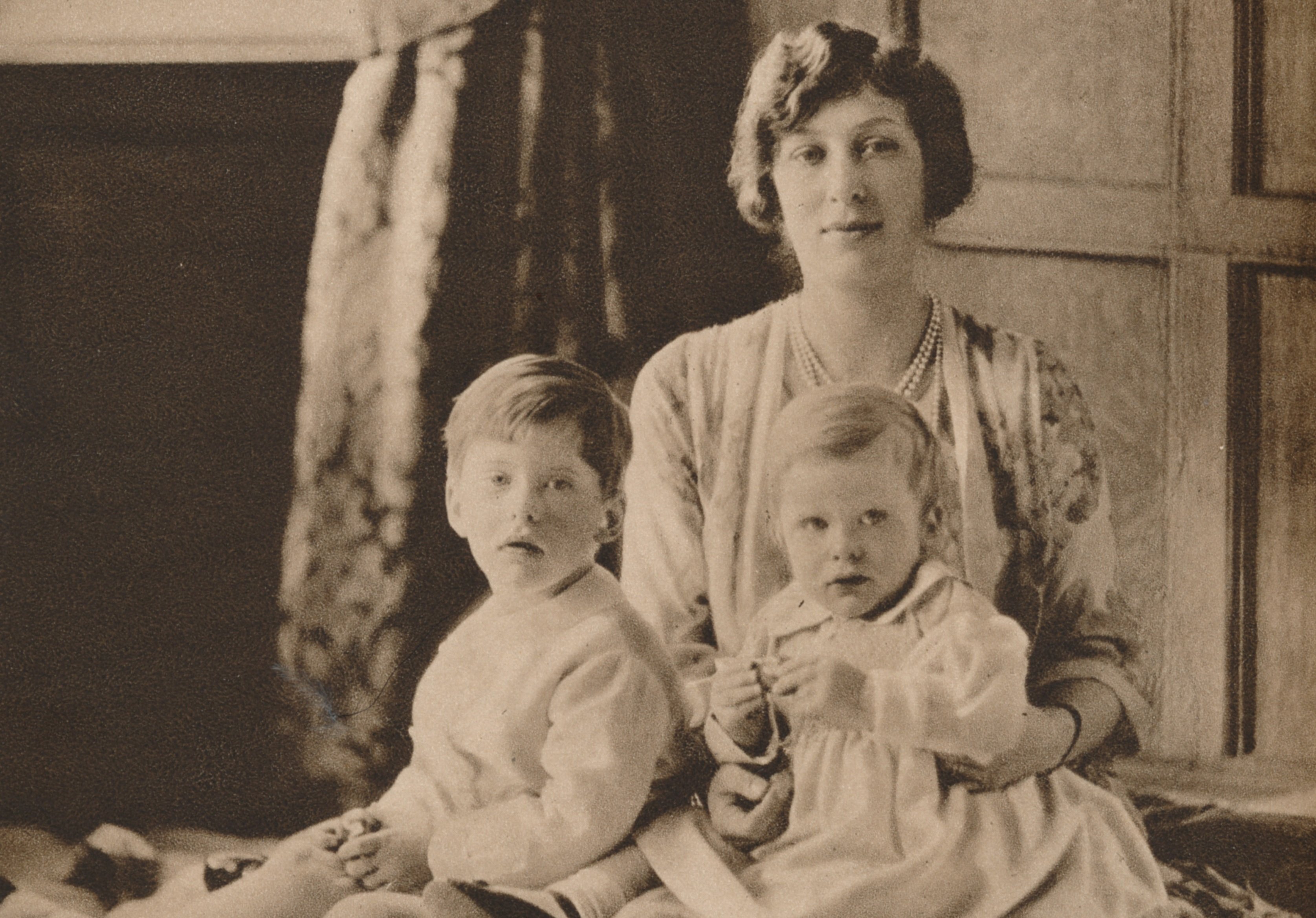 La princesa Mary, vizcondesa Lascelles, con sus dos hijos, Gerald y George, 1926. | Foto: Getty Images
