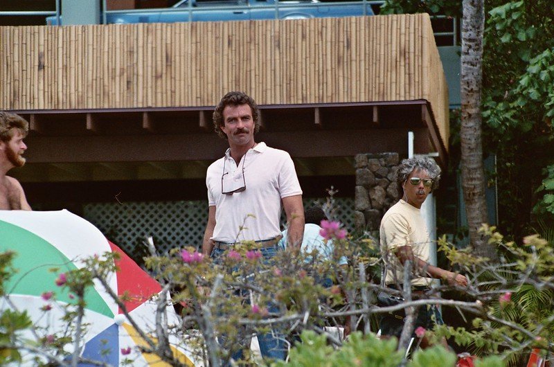 Tom Selleck, filmando una escena para MAGNUM P.I. en abril de 1984 en el Kahala Hilton Hotel en Hawaii. | Foto: Flickr