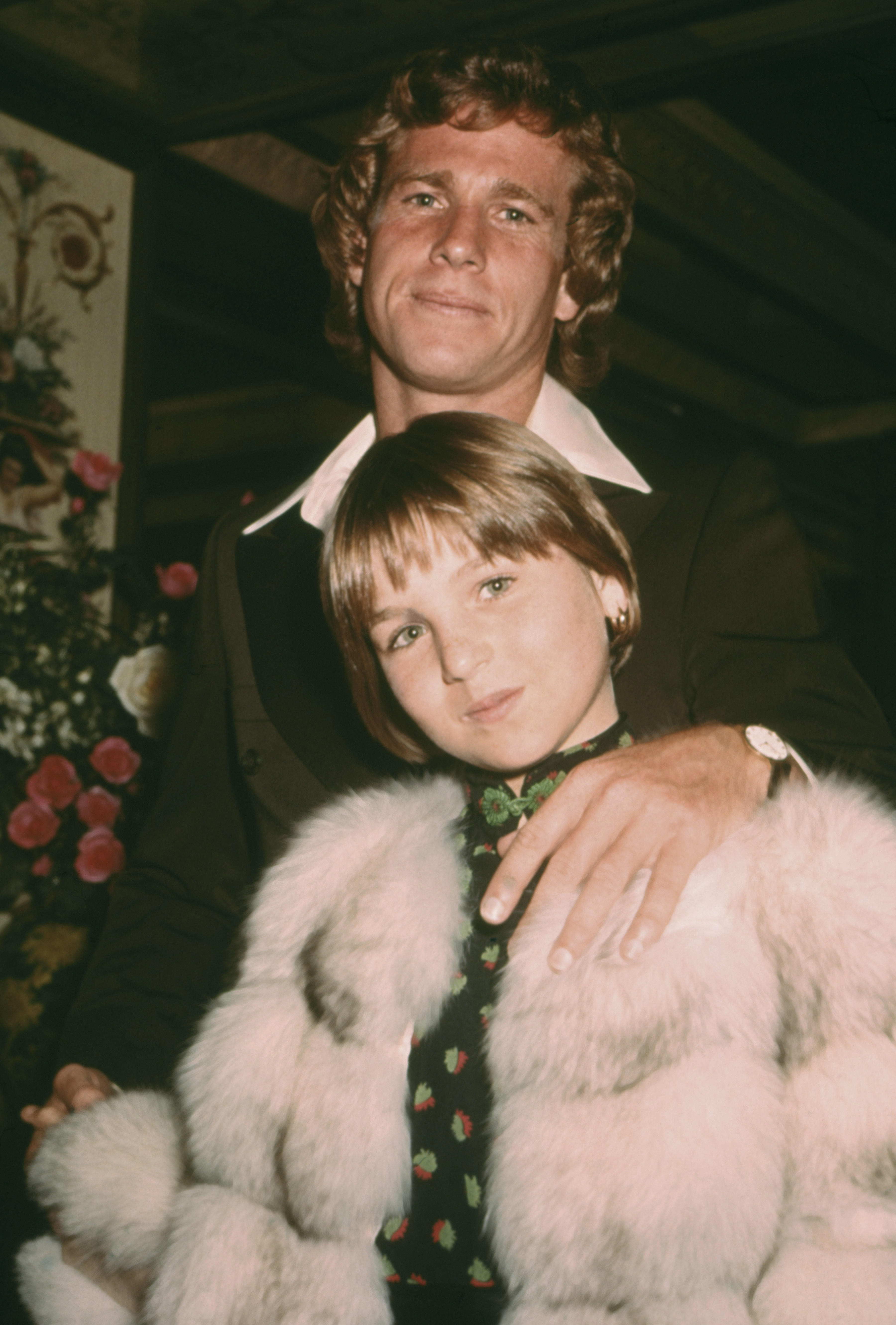 La estrella infantil con su padre, Ryan O'Neal, en 1973 | Fuente: Getty Images