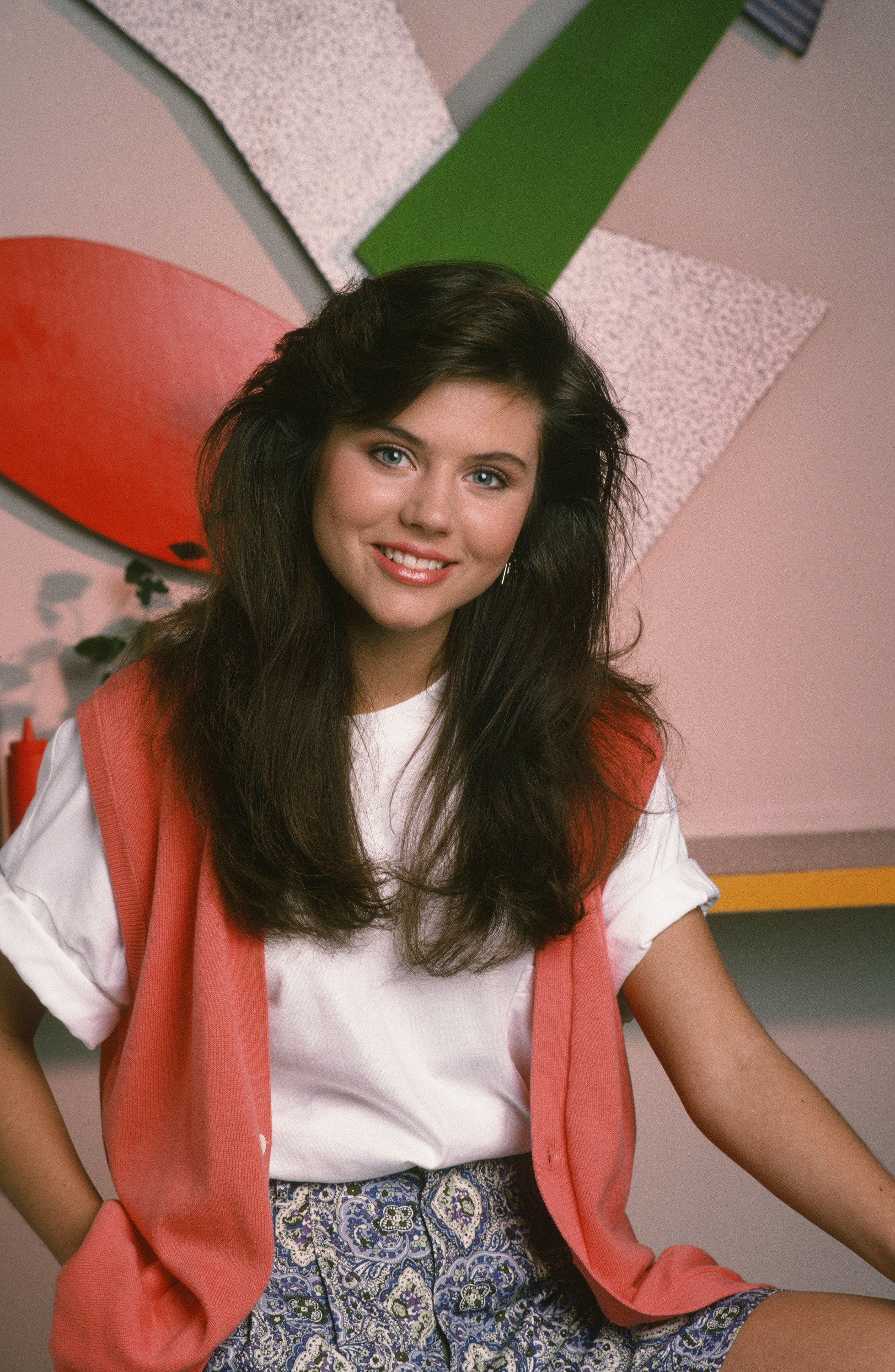 Una imagen sin fecha de Tiffani Thiessen en el plató de "Saved by the Bell" | Fuente: Getty Images