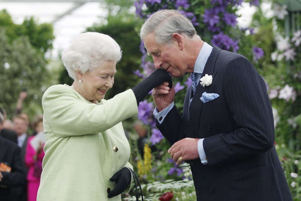 El príncipe Charles y la reina Elizabeth II el 18 de mayo de 2009 en Londres. | Foto: Getty Images 