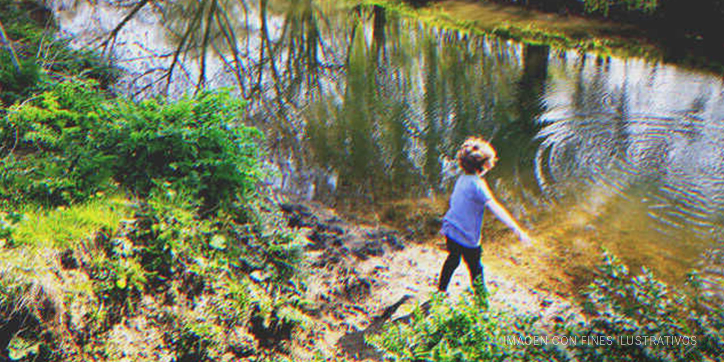 Un niño jugando junto a un estanque. | Foto: Shutterstock