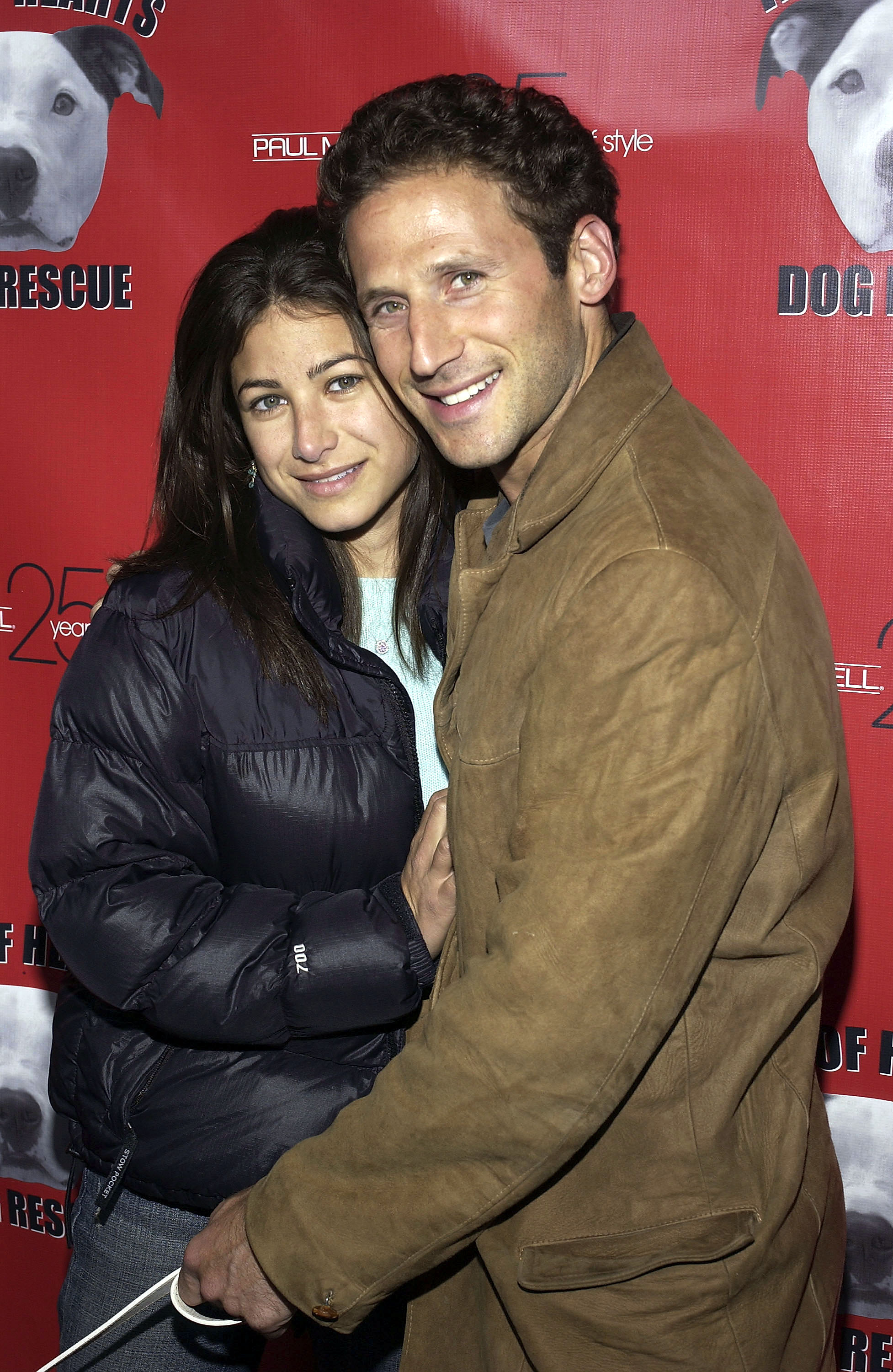 Dana Klein and Mark Feuerstein en el Hollywood Dog Bowl at Lucky Strike Lanes on April 26, 2005, in Hollywood, California. | Source: Getty Images