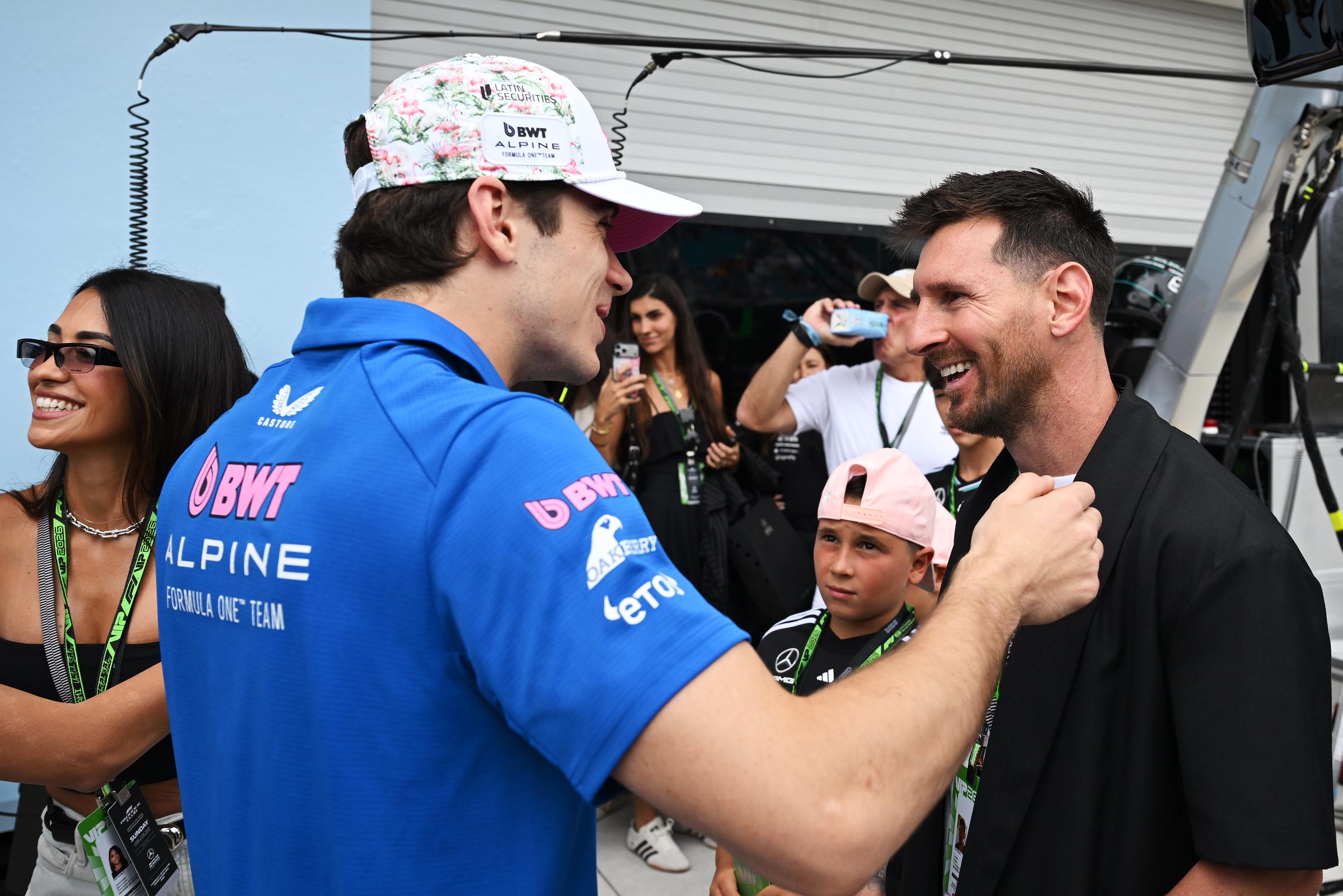 Franco Colapinto, de Argentina y Alpine F1, se reúne con Lionel Messi antes del Gran Premio de Fórmula 1 de Miami en el Autódromo Internacional de Miami el 3 de mayo de 2026 en Miami, Florida. | Fuente: Getty Images