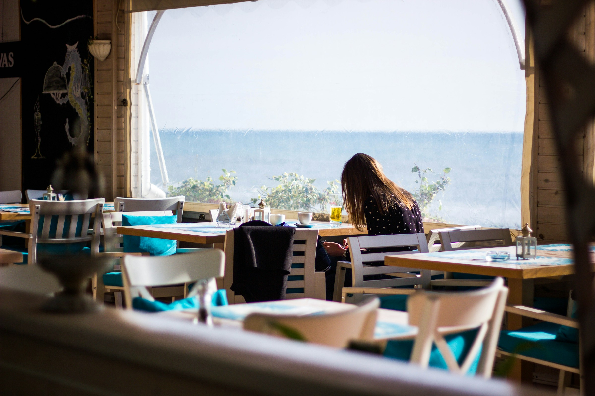 Nora espera pacientemente en un café a que se desarrolle su plan | Fuente: Unsplash