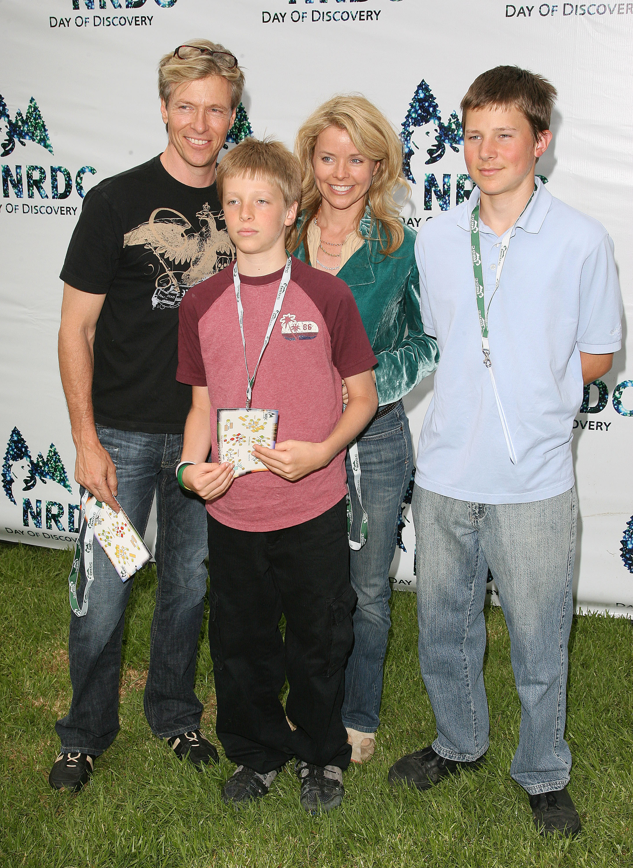 El actor y su familia durante el Día del Descubrimiento de NRDC el 21 de mayo de 2006, en Brentwood, California | Fuente: Getty Images