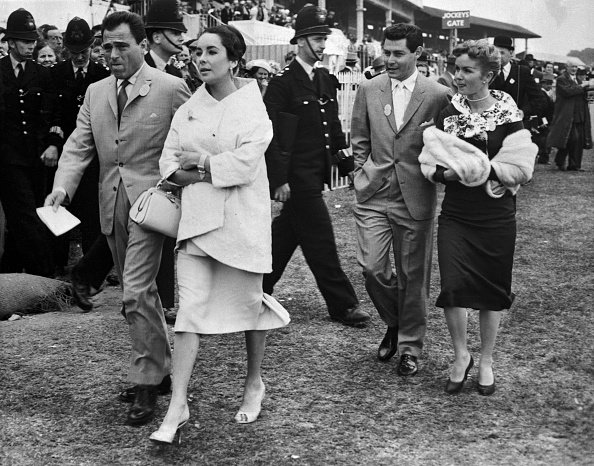 Elizabeth Taylor, Mike Todd, Eddie Fisher y Debbie Reynolds el 5 de junio de 1957 mientras asistían a la carrera del English Derby en Epsom. | Foto: Getty Images