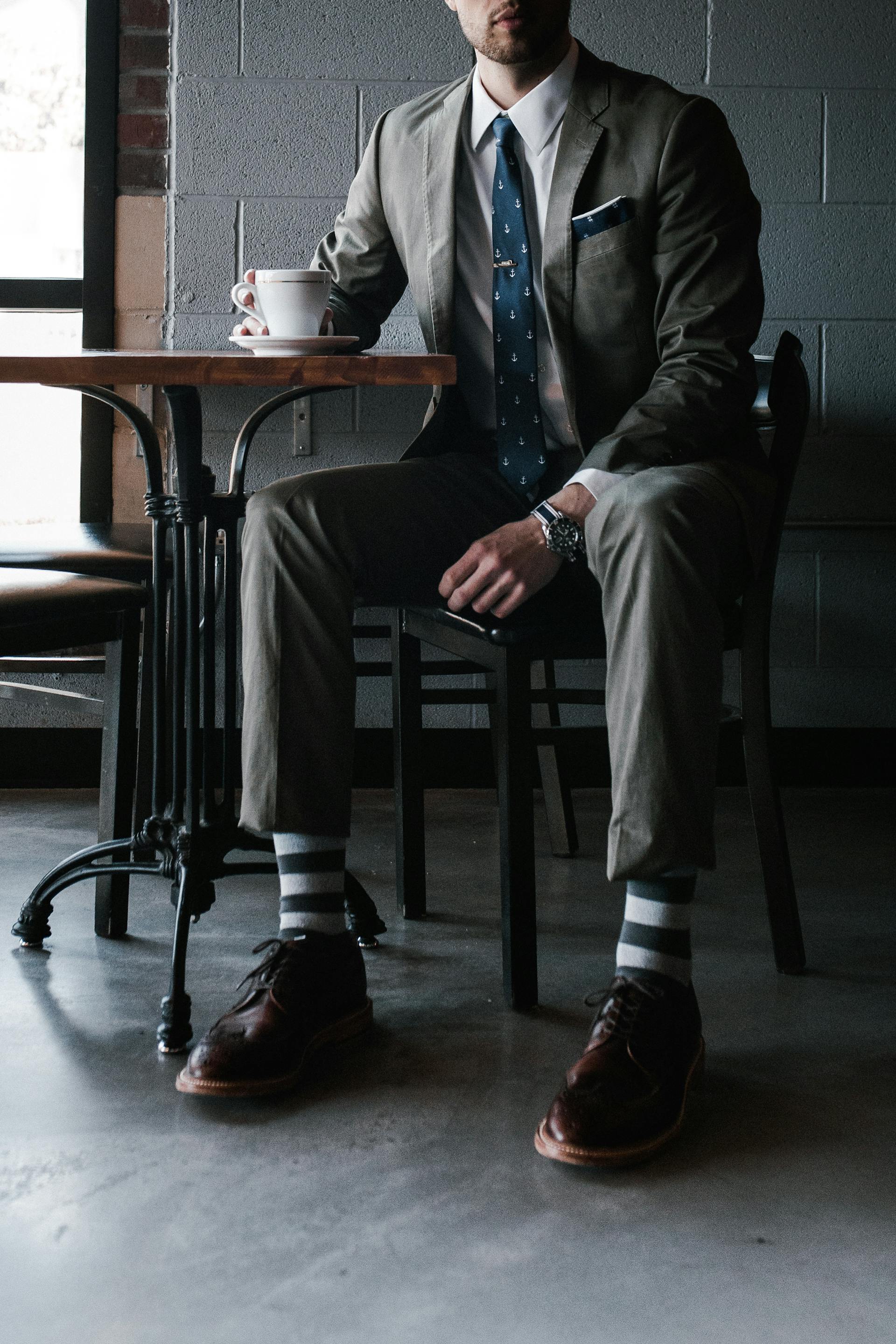 Un hombre trajeado sentado en una mesa | Foto: Pexels