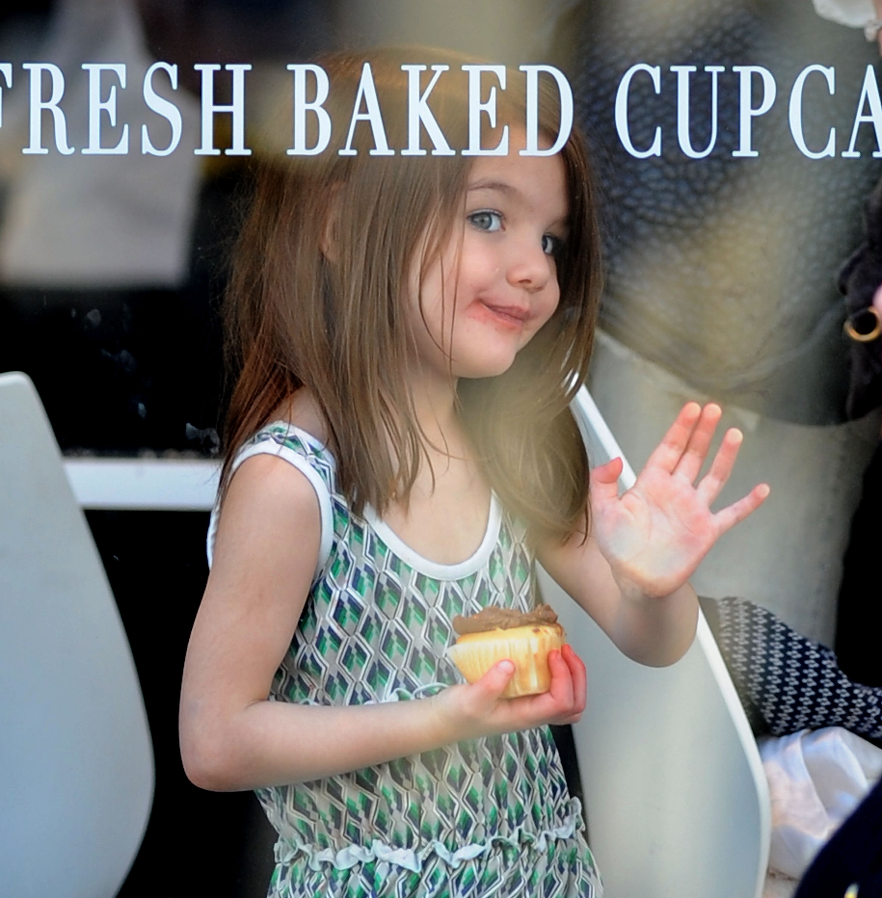 Suri Cruise en la tienda Sweet Cupcake de Harvard Square el 10 de octubre de 2009, en Cambridge, Massachusetts | Fuente: Getty Images