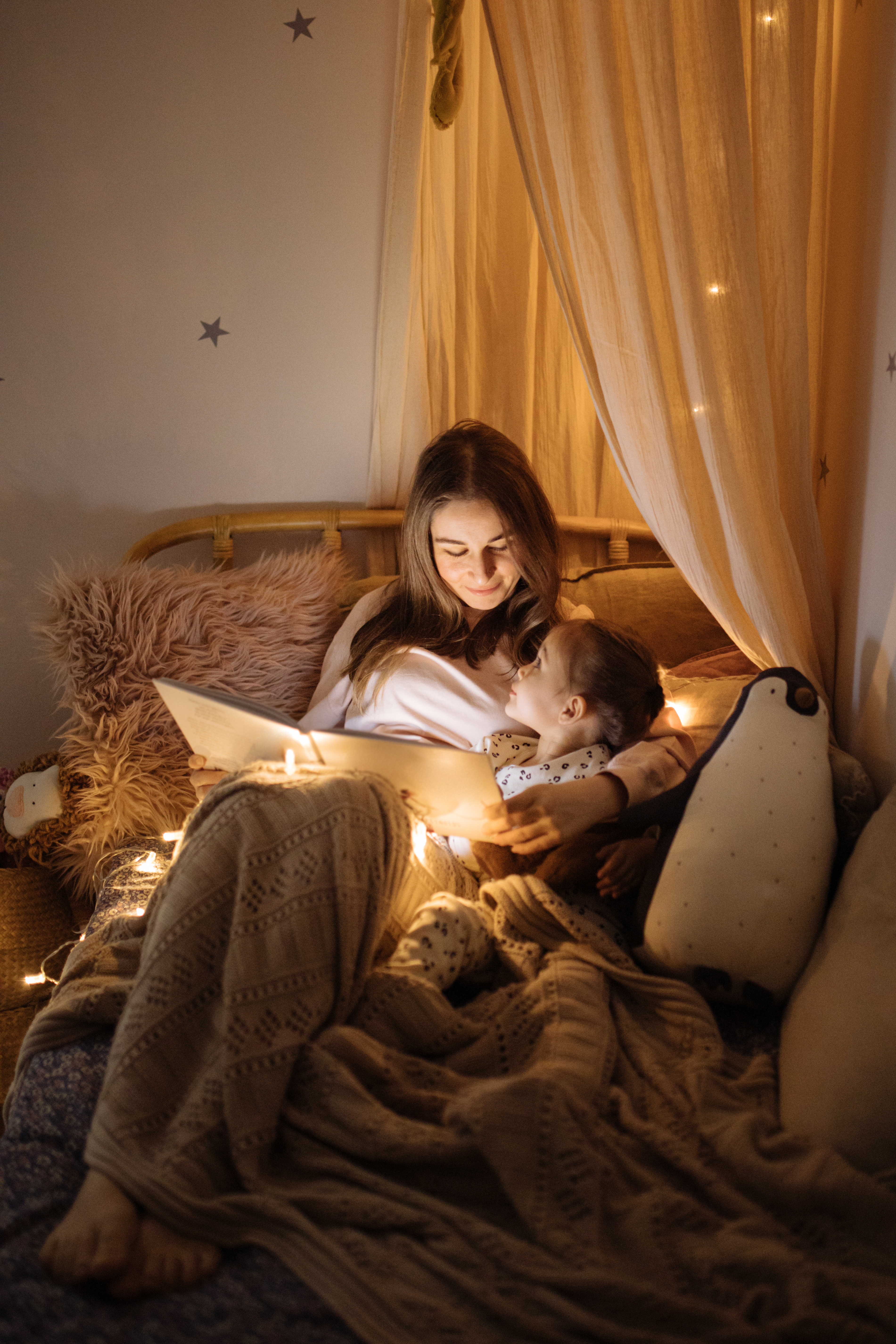 Madre e hijo leyendo un libro en la cama antes de irse a dormir | Foto: Getty Images