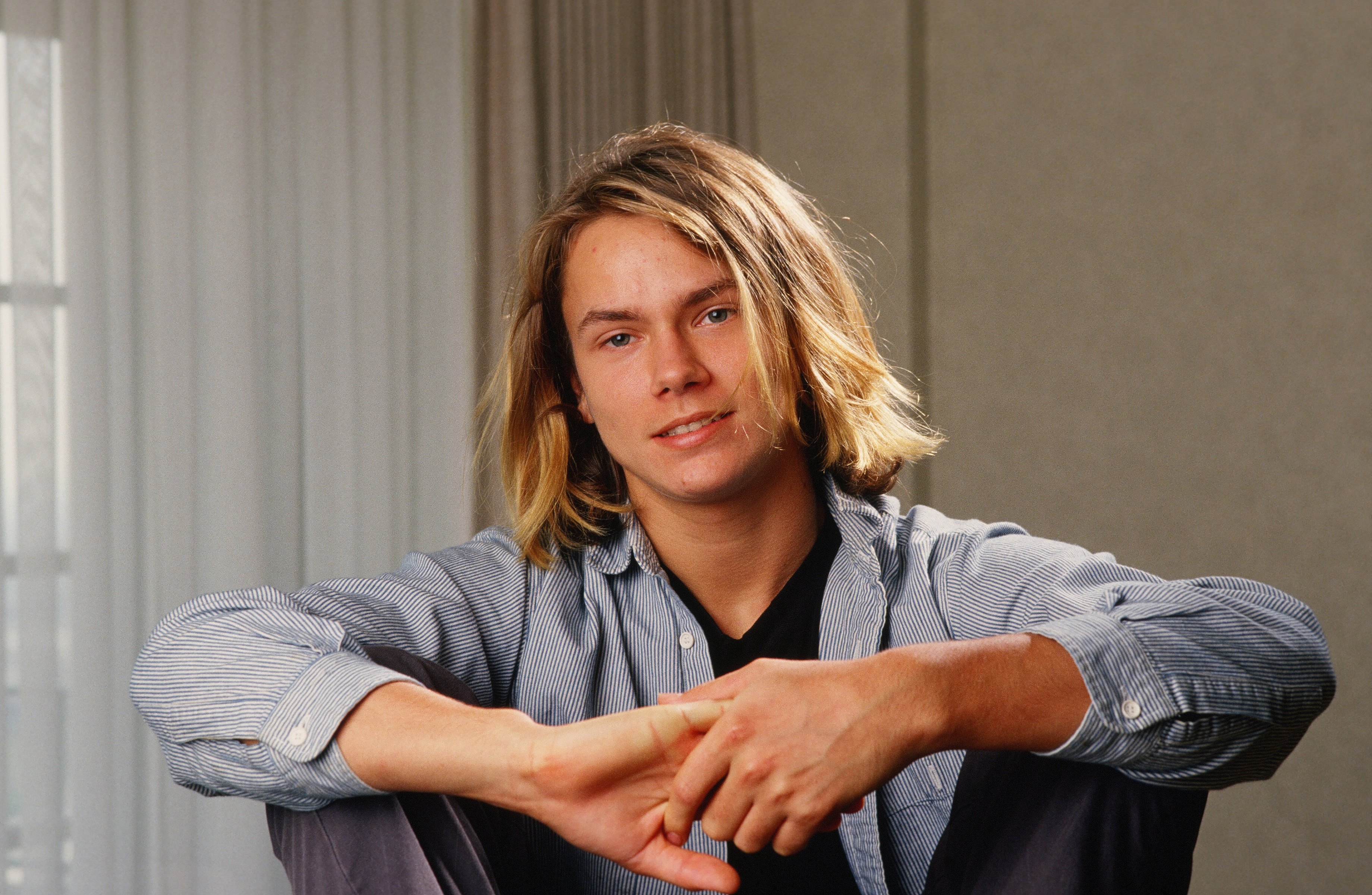 River Phoenix (hermano fallecido de Joaquin Phoenix) posando durante una sesión de retratos en Los Ángeles, California, en 1988. | Fuente: Getty Images