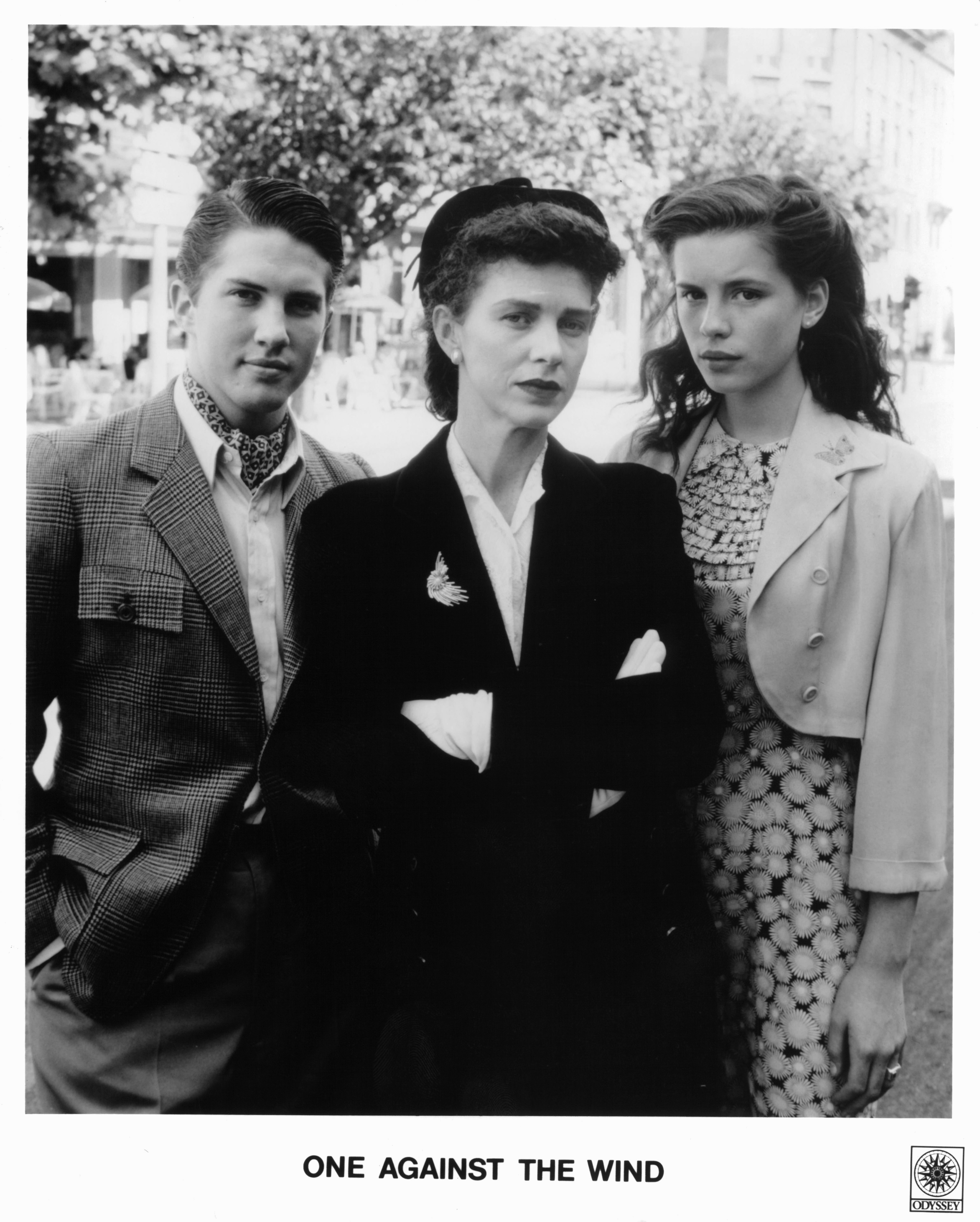 Sam Neill, Judy Davis y Kate Beckinsale en un retrato publicitario de la película para televisión "One Against The Wind" en 1991. | Fuente: Getty Images