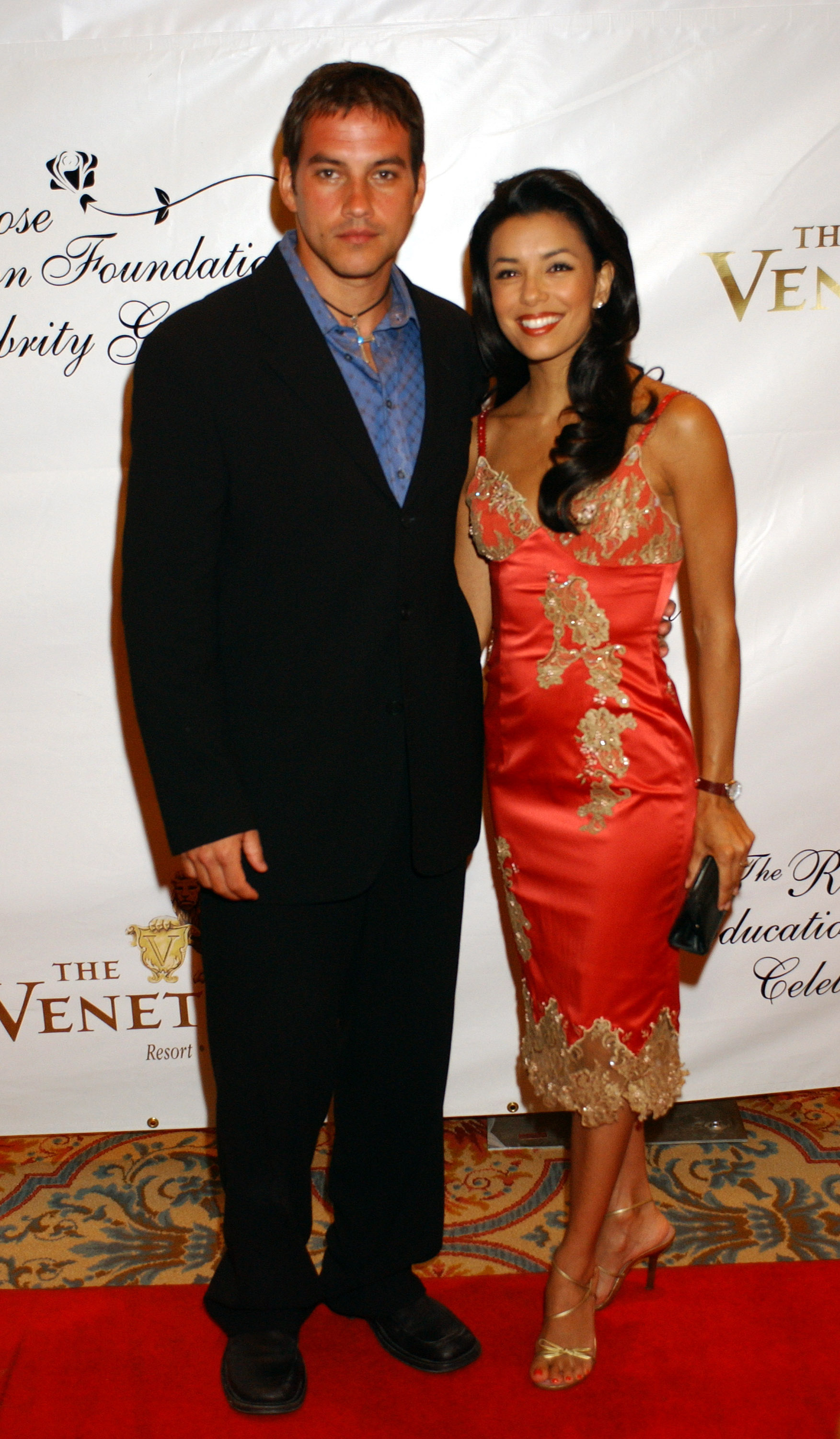 Tyler Christopher y Eva Longoria en la segunda gala anual de The Rose Education Foundation el 28 de junio de 2003 | Foto: Getty Images