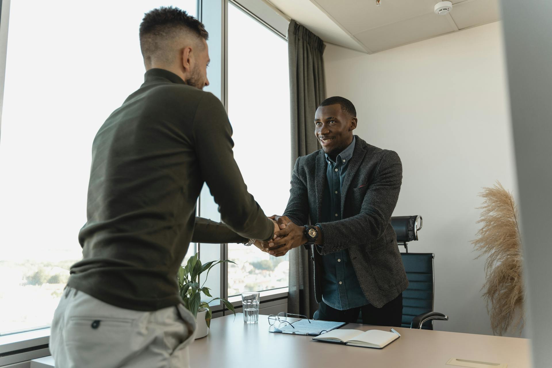 Un hombre dando la mano al entrevistador | Fuente: Pexels