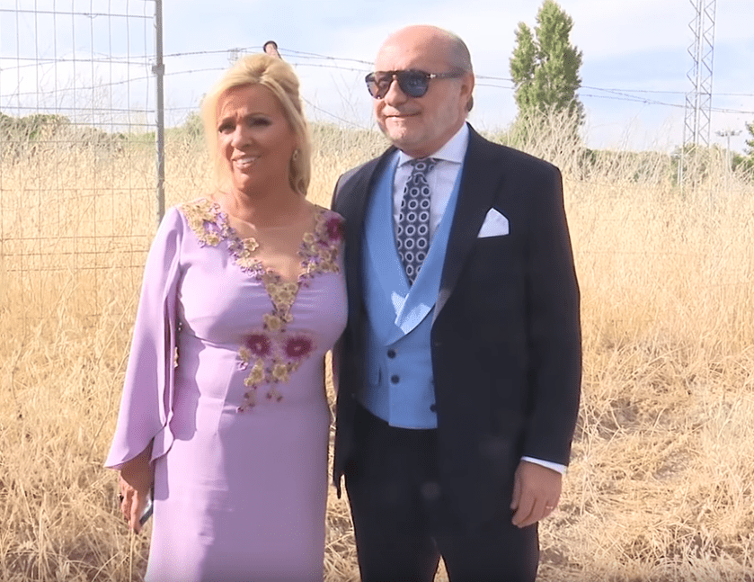 Carmen Borrego y su esposo, José Carlos Bernal, en la boda de Belén Esteban. | Imagen: YouTube/Revista Diez Minutos