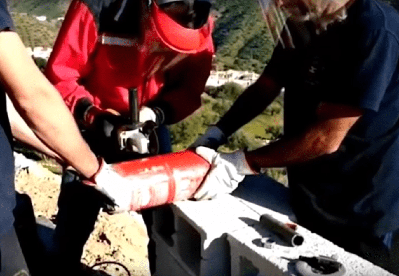 Rescatistas realizando trabajos para sacar a Julen del pozo en Totalán, España. | Imagen: YouTube/Videos Virales