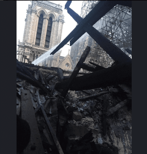 La catedral por dentro, tras incendio del 15 de abril de 2019. | Imagen: Twitter/ Sotiridi