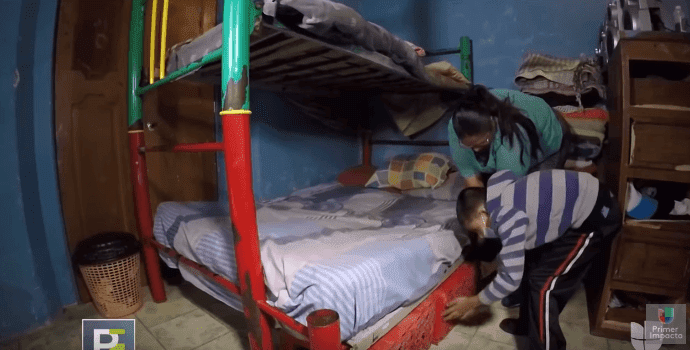 La cama que tenía el niño. | Imagen tomada de: YouTube/ Primer Impacto