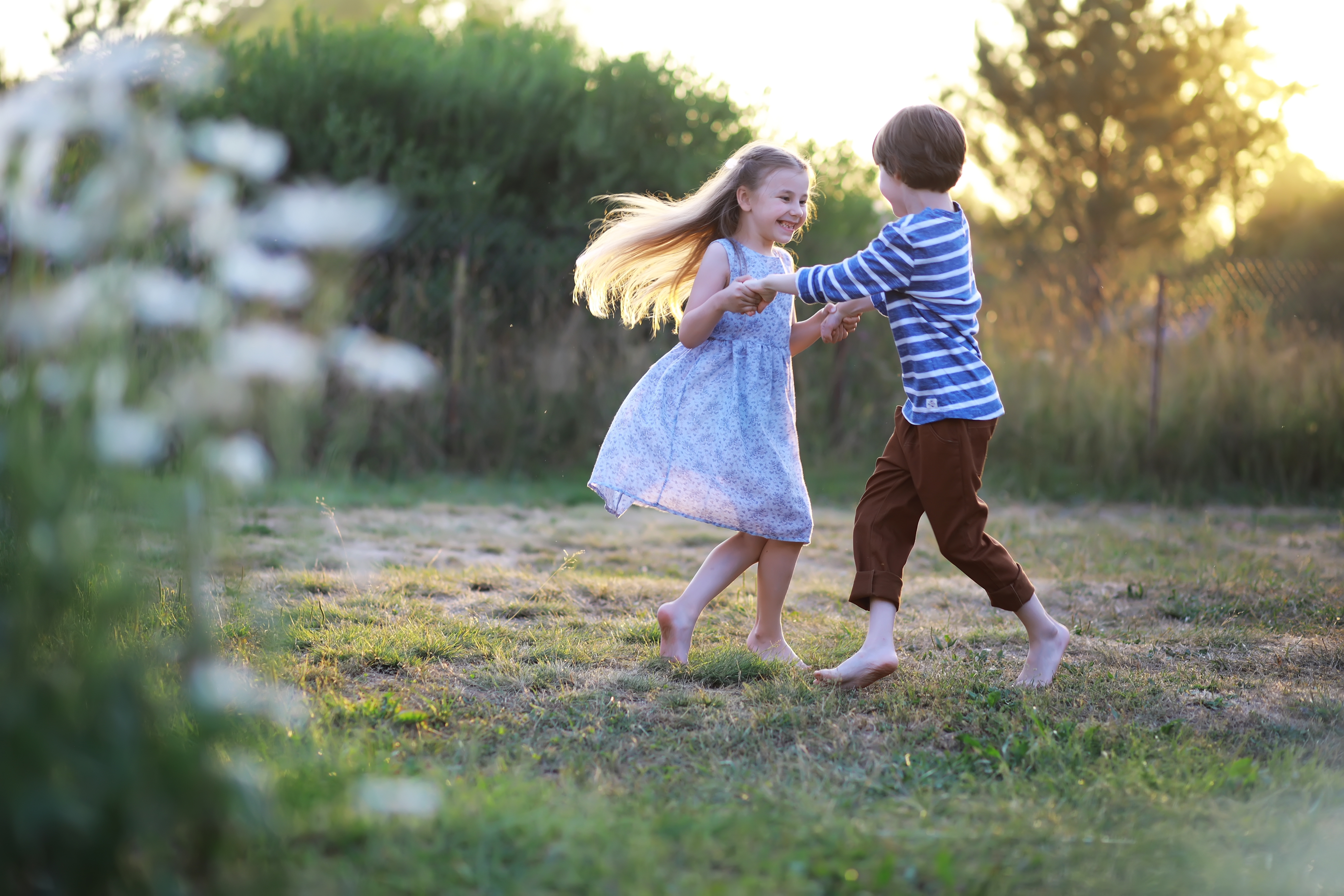 Un niño es fotografiado jugando con una niña en un parque. | Foto: Shutterstock