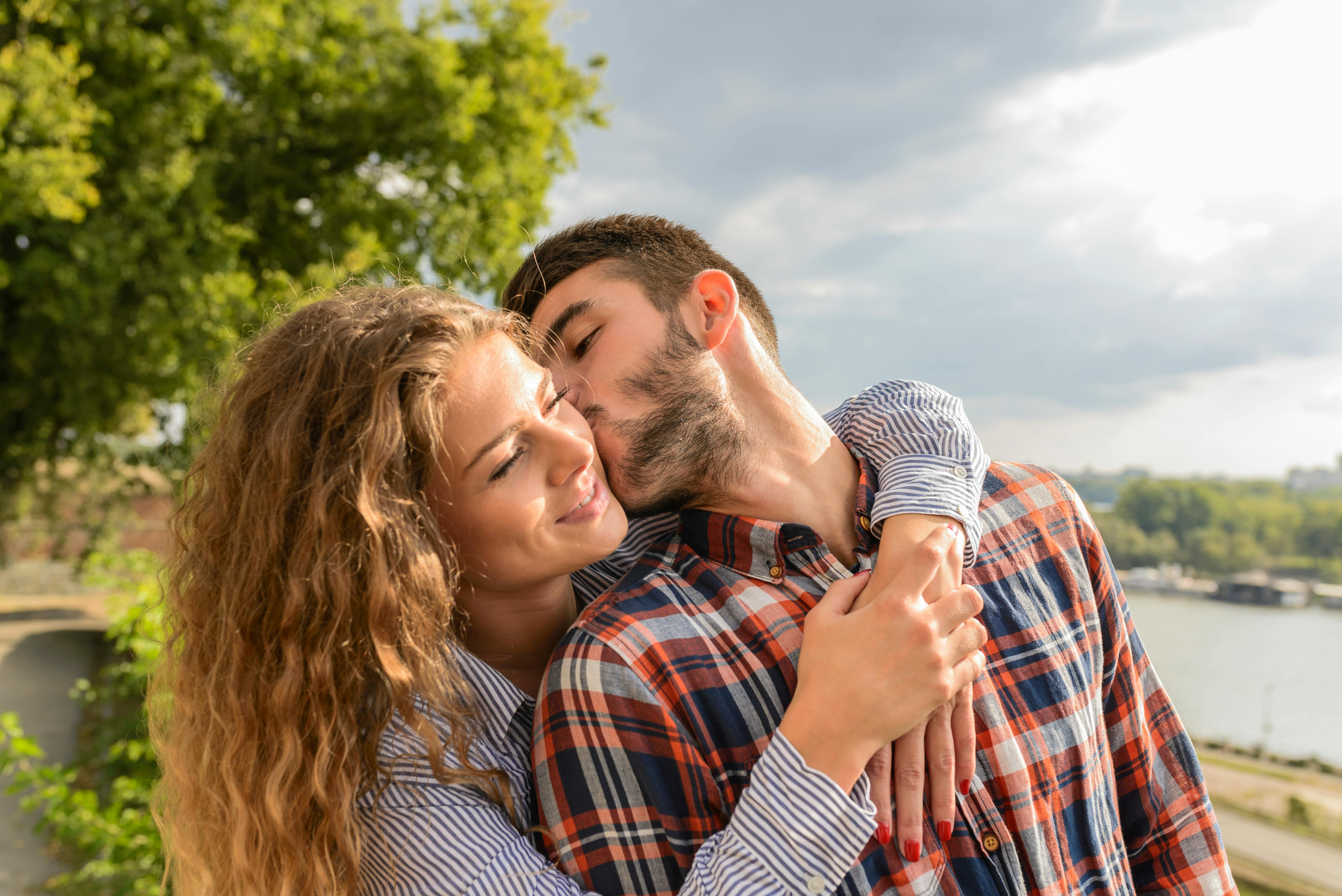 Un hombre besa a una mujer en la mejilla | Fuente: Pexels