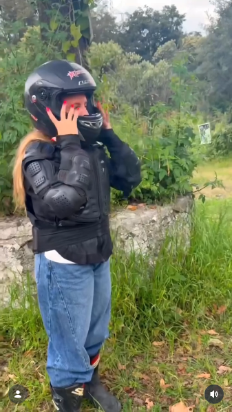 Roberta Ayala poniéndose un casco de protección en la zona de práctica de motocross | Fuente: Instagram/alexisayala