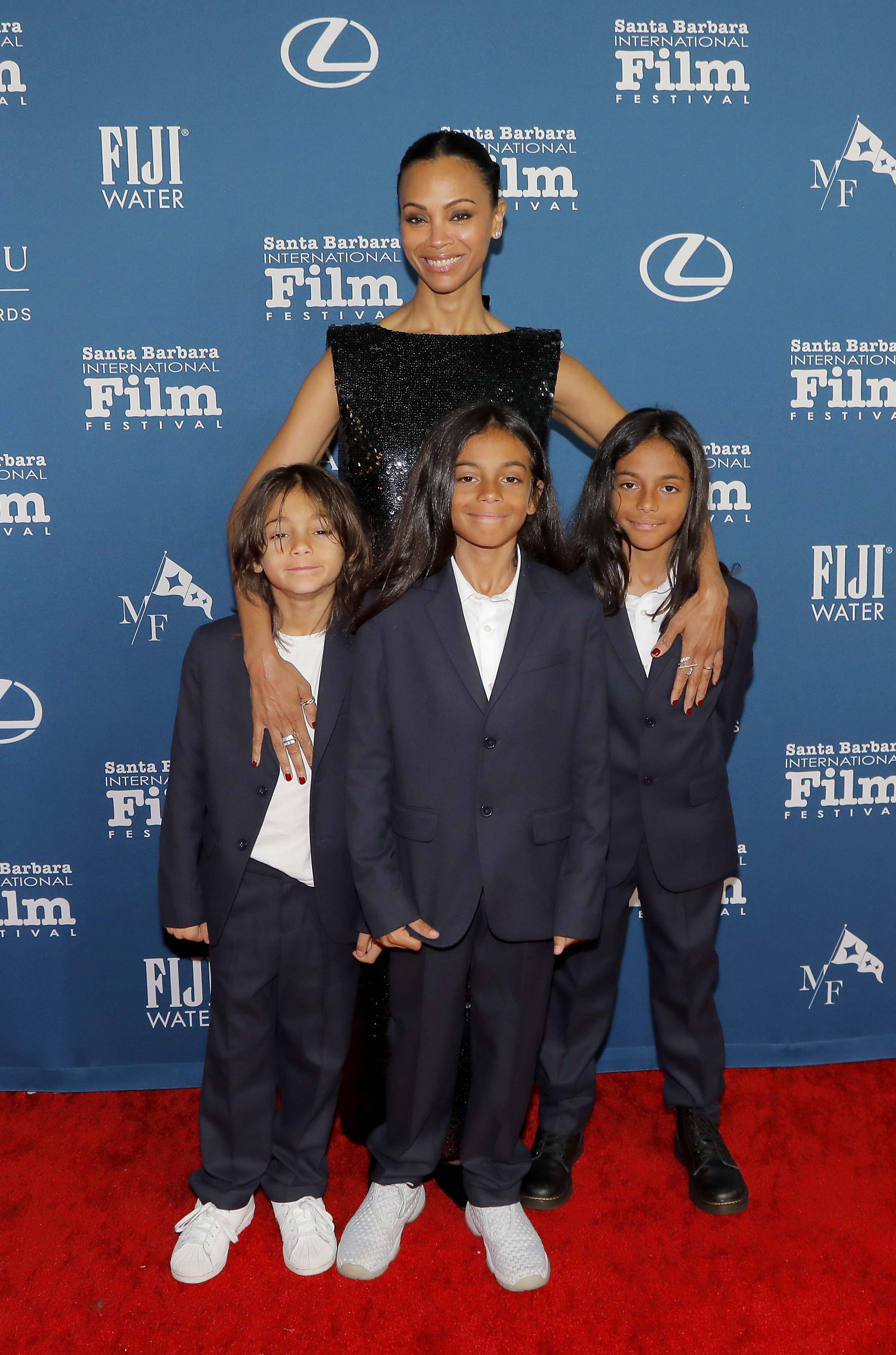 Zoe Saldaña y sus tres hijos, Zen, Cy y Bowie, en la ceremonia de entrega de los premios American Riviera, durante la 40ª edición del Festival Internacional de Cine de Santa Bárbara, en el Teatro Arlington, el 12 de febrero de 2025, en Santa Bárbara, California | Fuente: Getty Images