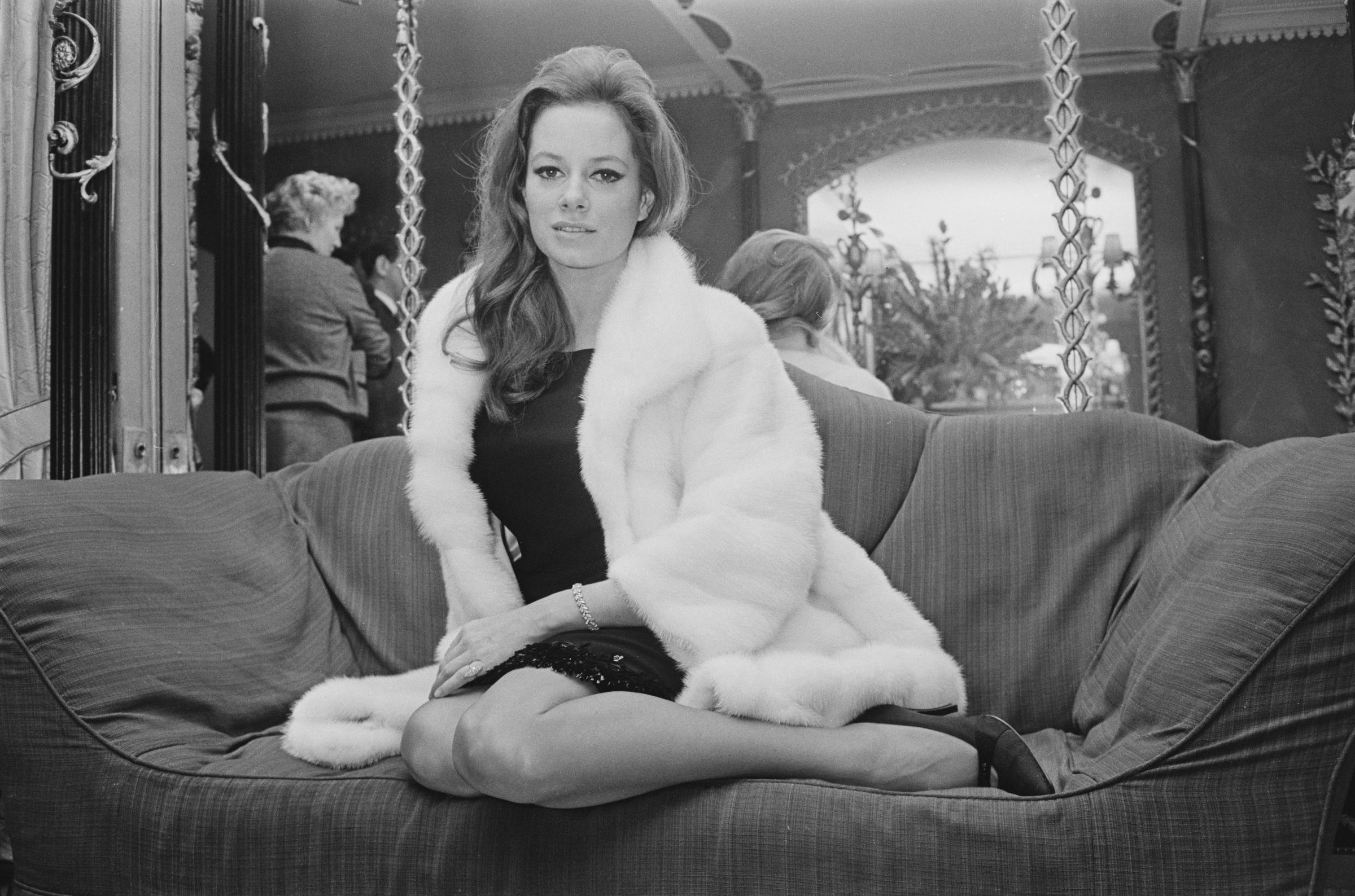 Luciana Paluzzi, fotografiada con un abrigo de piel en Londres el 1 de enero de 1966.  | Fuente: Getty Images