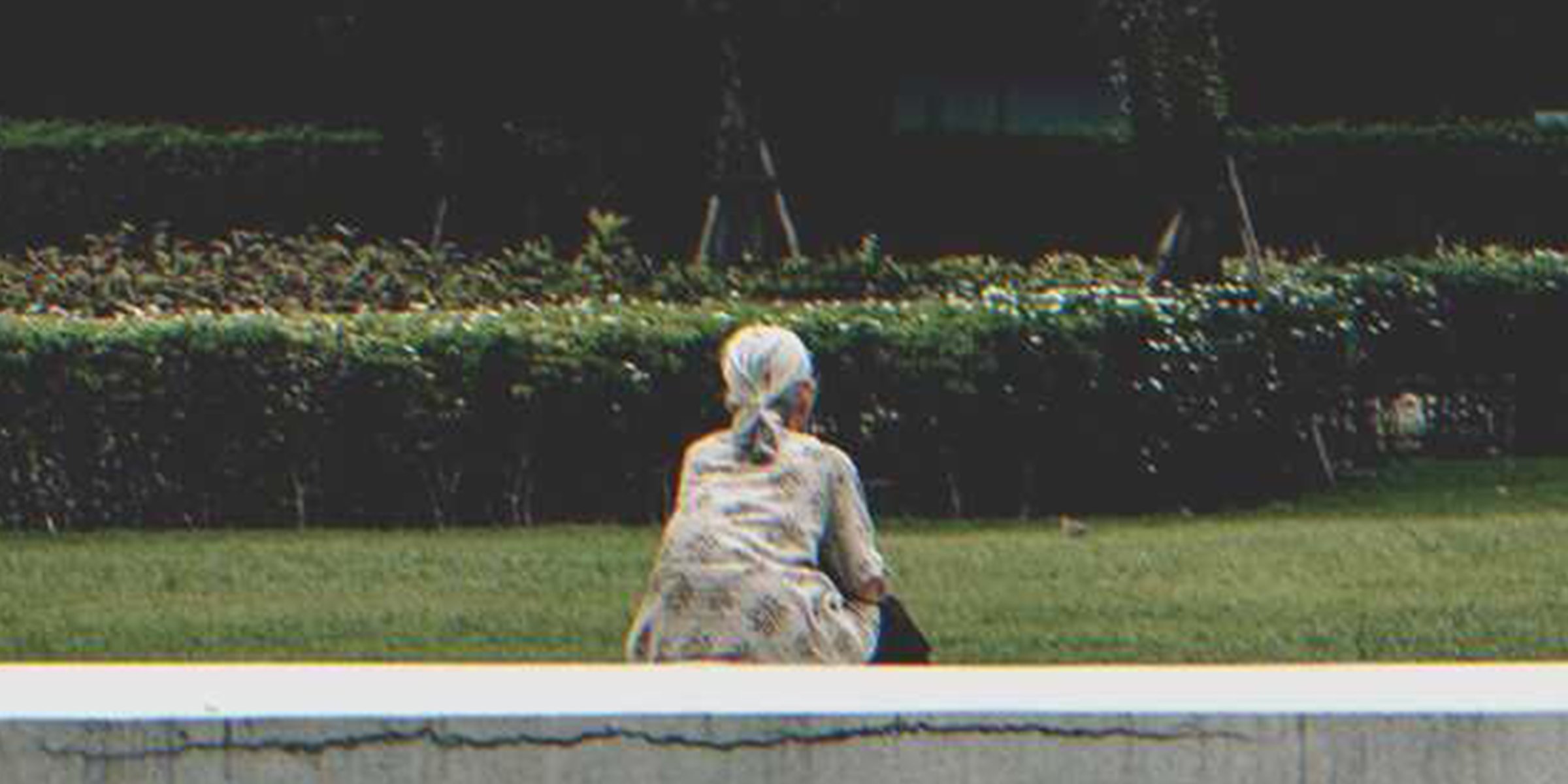 Una mujer mayor sentada en un parque | Foto: Shutterstock