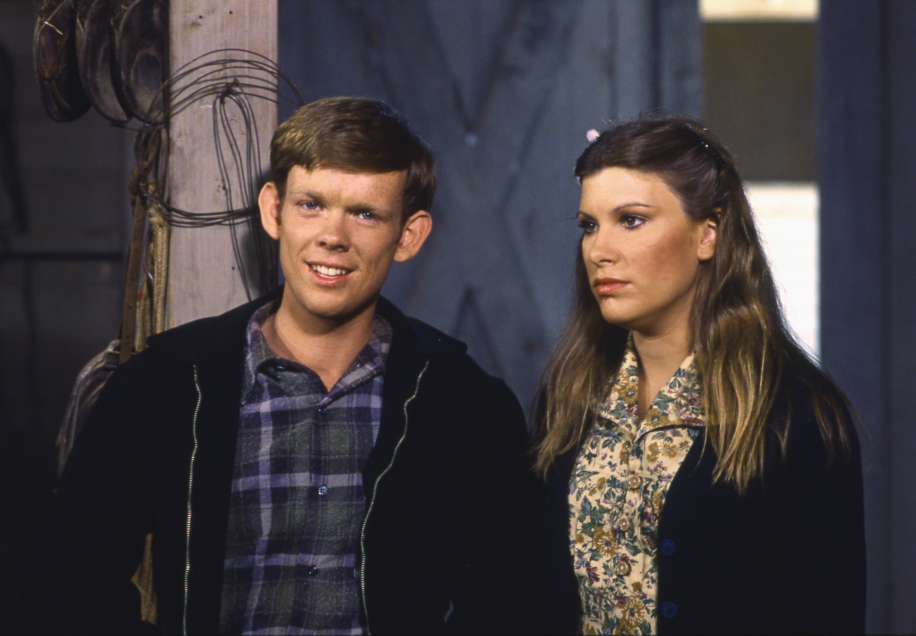 Jon Walmsley como Jason Walton y Judy Norton Taylor como Mary Ellen Walton en el plató de un episodio de "The Waltons" el 20 de septiembre de 1977 | Fuente: Getty Images