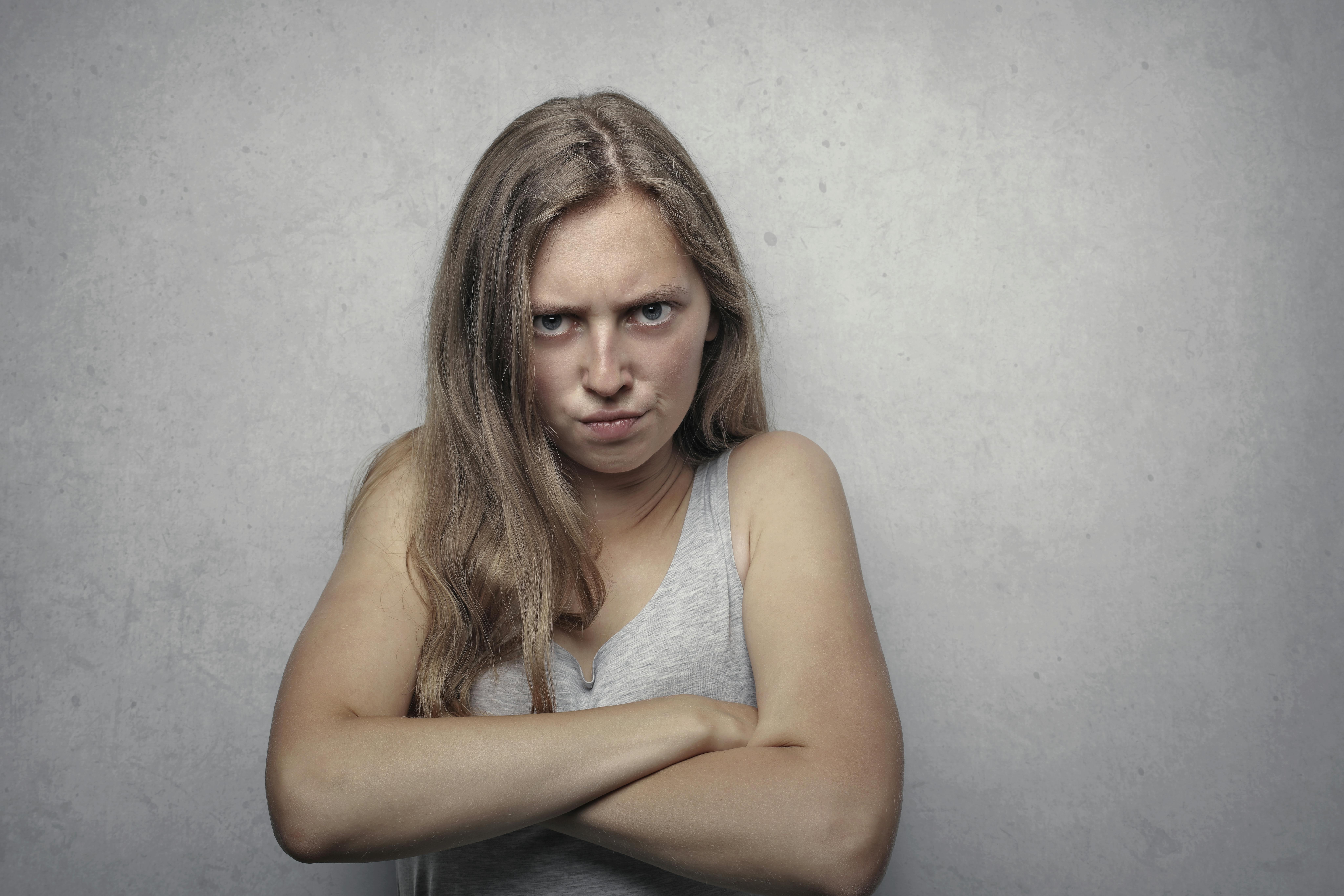 Una mujer enfadada con los brazos cruzados | Fuente: Pexels