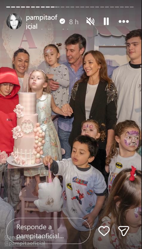 El momento de soplar las velitas en el cumpleaños de Anita García Moritán, la hija menor de Pampita | Fuente: Instagram/pampitaoficial