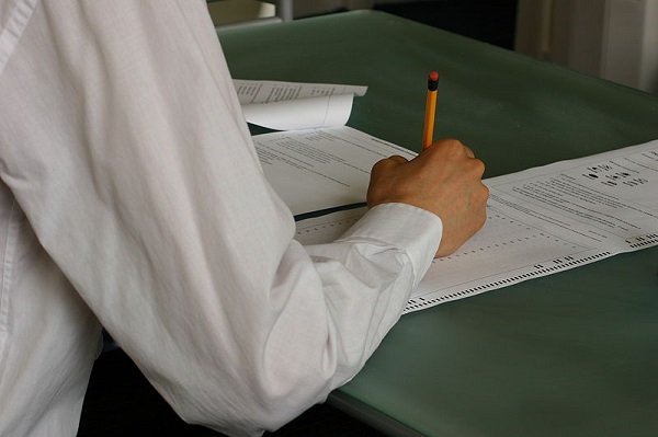 Alumno respondiendo un examen a mano. | Foto: Wikipedia