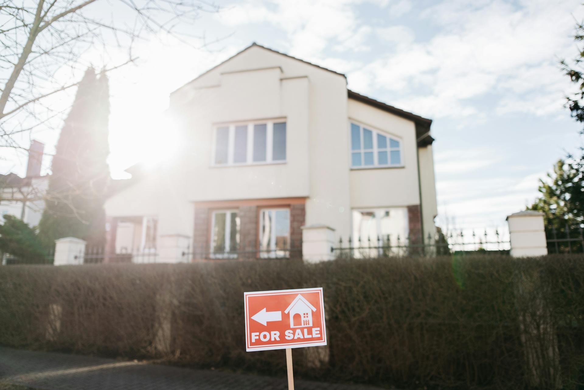 Una casa con un cartel de "Se vende" | Fuente: Pexels