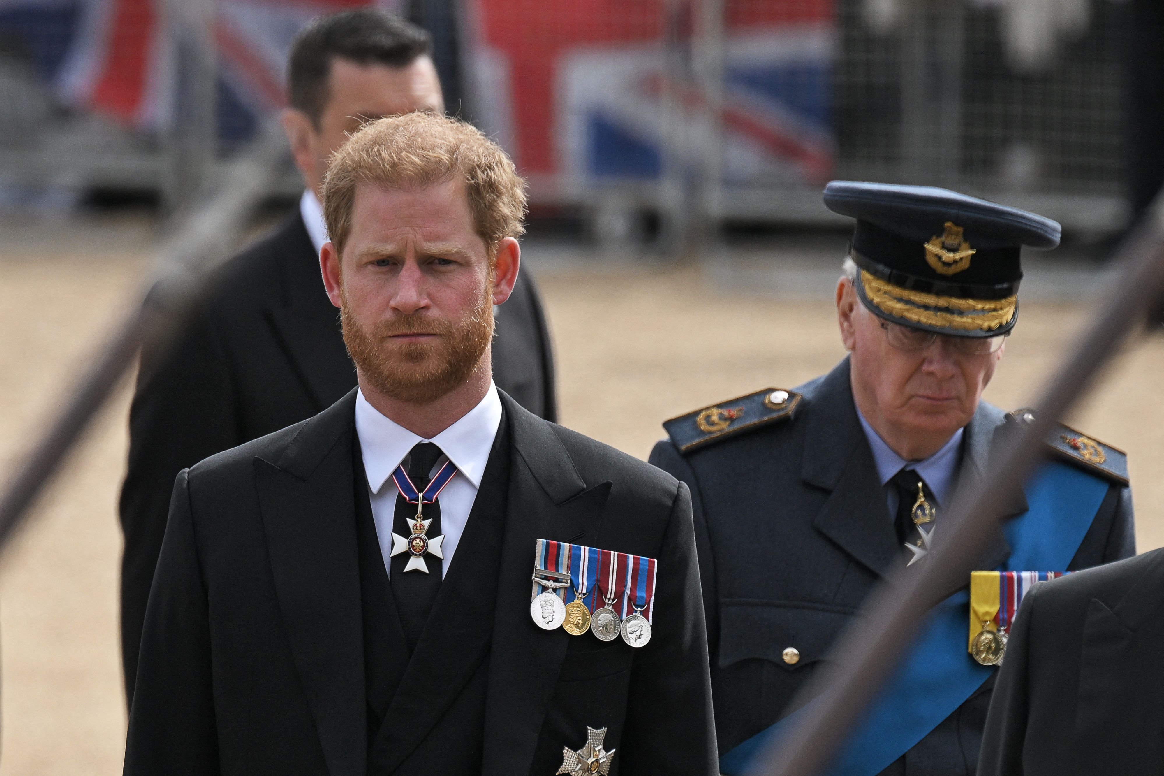 El príncipe Harry, duque de Sussex, siguiendo el ataúd de la reina Elizabeth II mientras es trasladado desde la Abadía de Westminster hasta Wellington Arch en Londres, el 19 de septiembre de 2022. | Foto: Getty Images