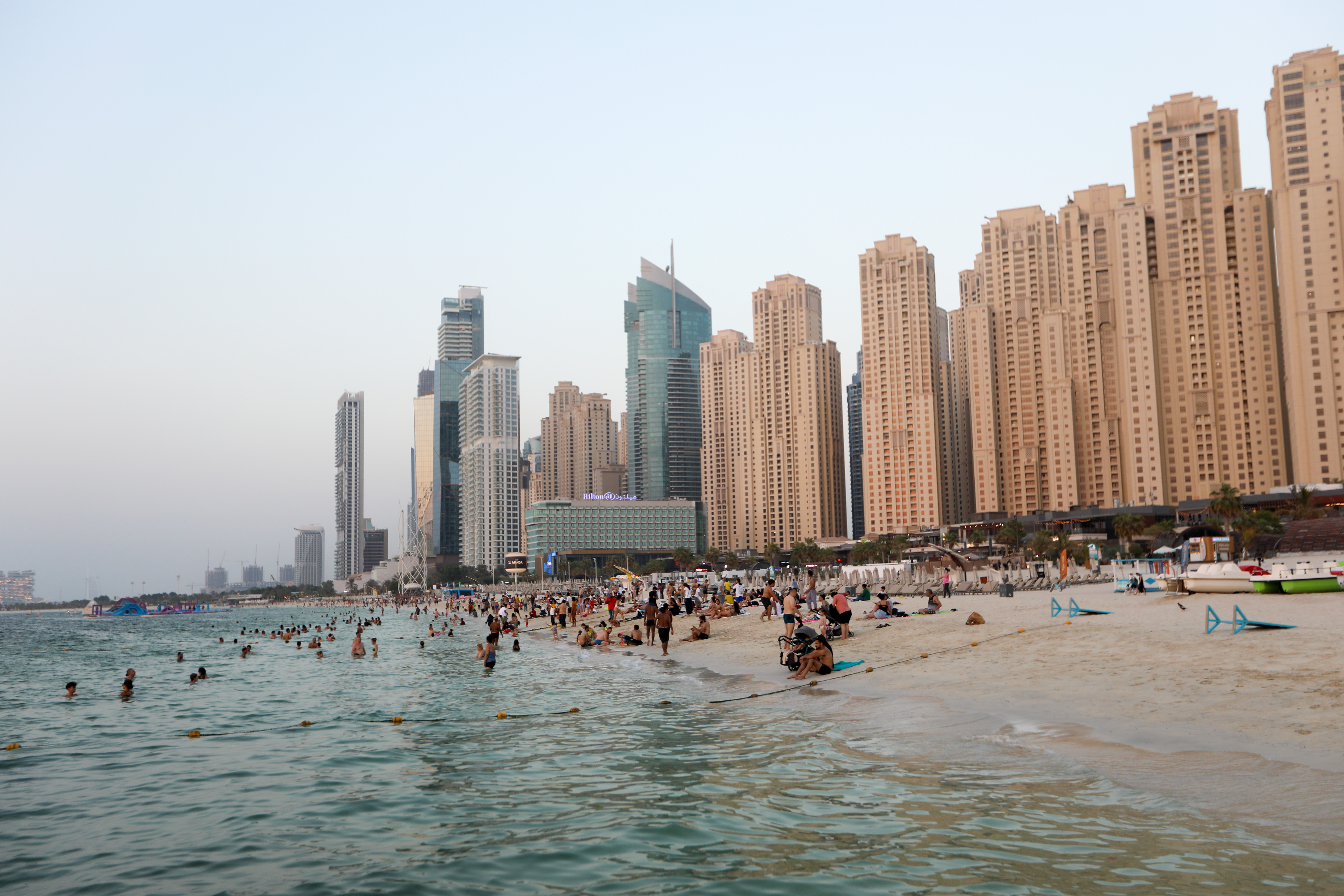 Gente en la playa de JBR, en la costa del Golfo Pérsico, en Dubai, Emiratos Árabes Unidos, el 30 de agosto de 2023. | Foto: Getty Images