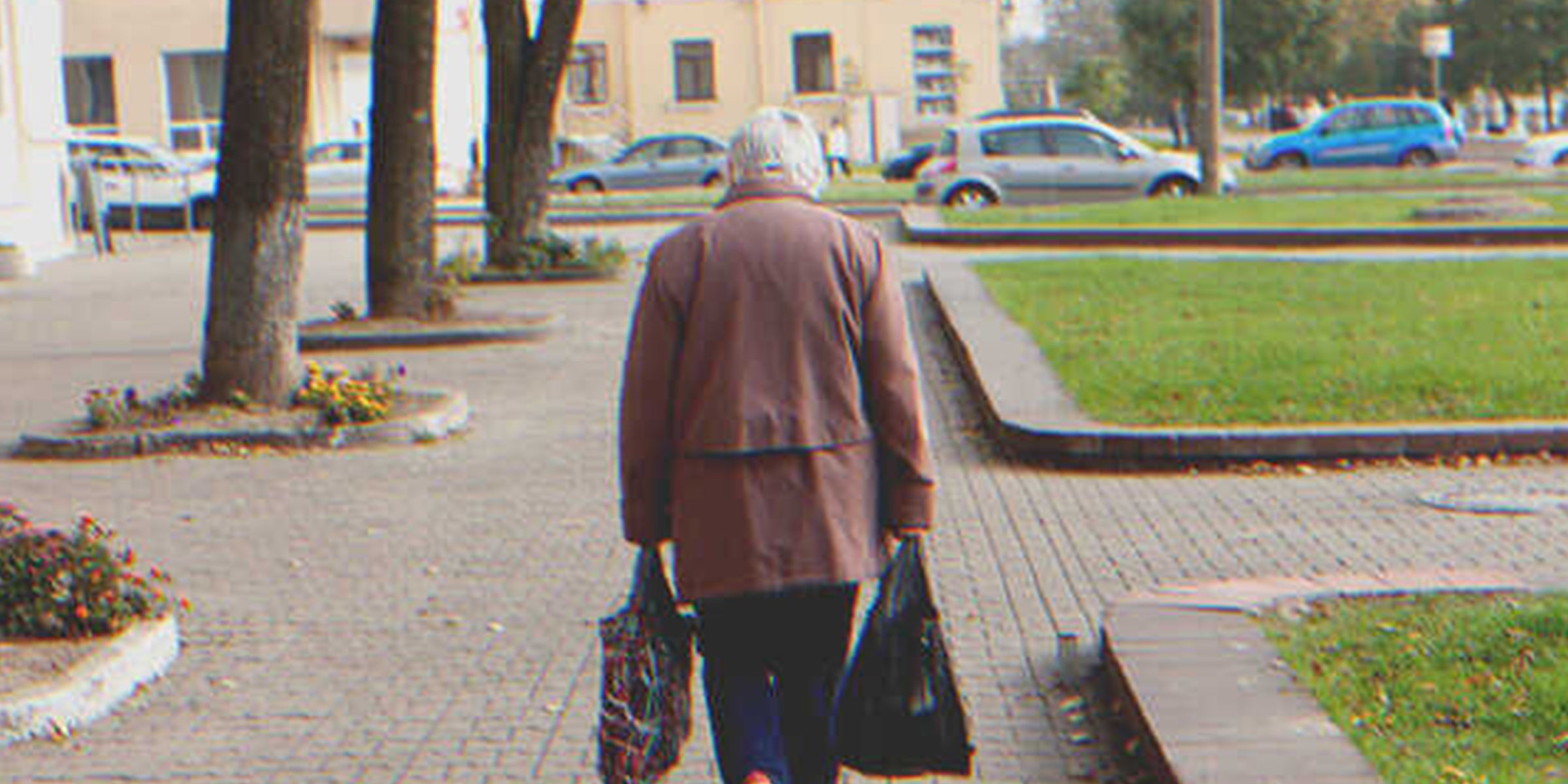 Una mujer caminando sola | Foto: Shutterstock