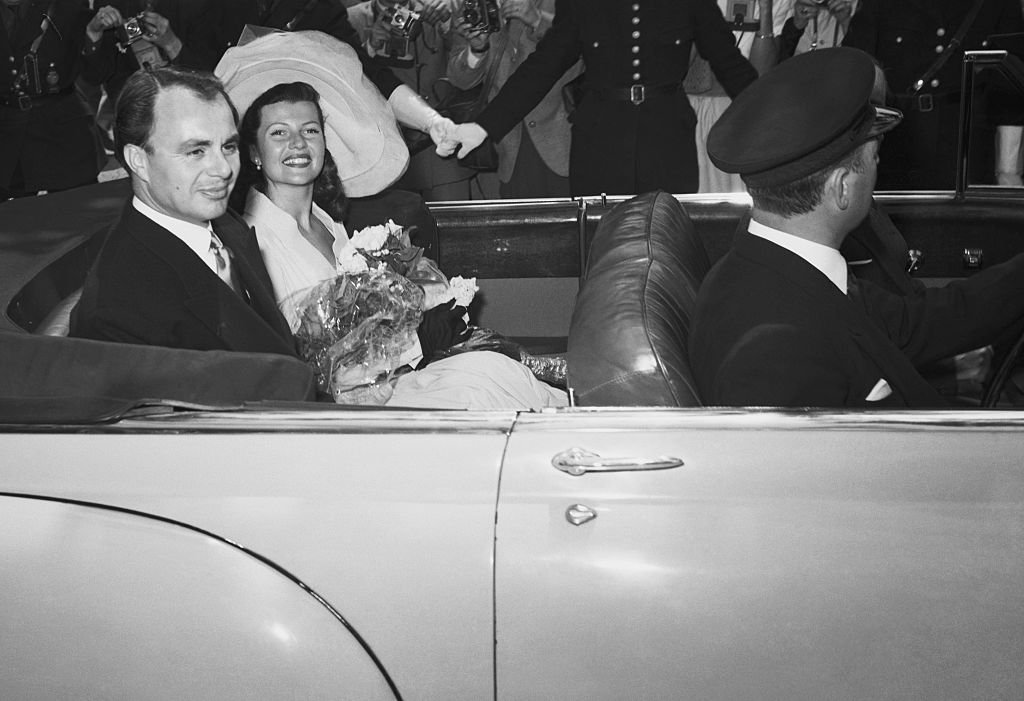 El príncipe Aly Khan y Rita Hayworth después de su ceremonia de boda el 27 de mayo en 1949. | Foto: Getty images
