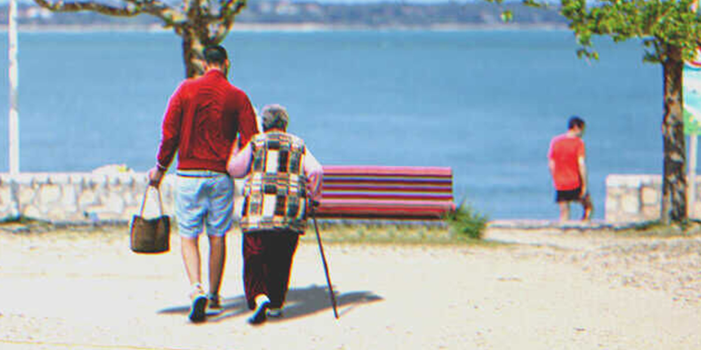 Un hombre y una mujer mayor yendo a la playa | Foto: Shutterstock