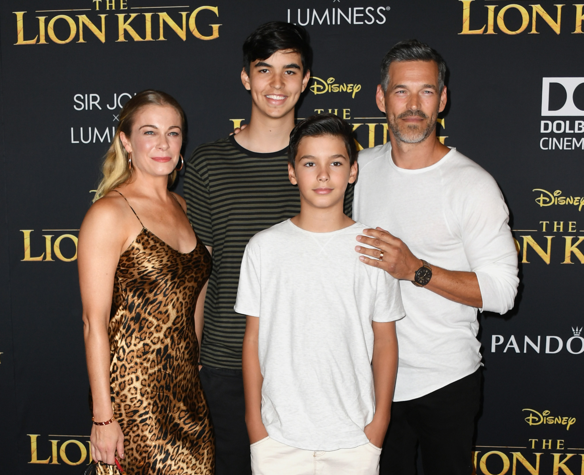 El rompecorazones de los 90 con sus hijos y su esposa LeAnn Rimes en el estreno de "The Lion King" el 9 de julio de 2019, en Hollywood, California | Fuente: Getty Images