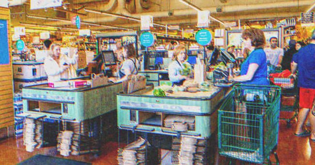 Cajas de supermercado con algunas personas en fila. | Foto: Shutterstock