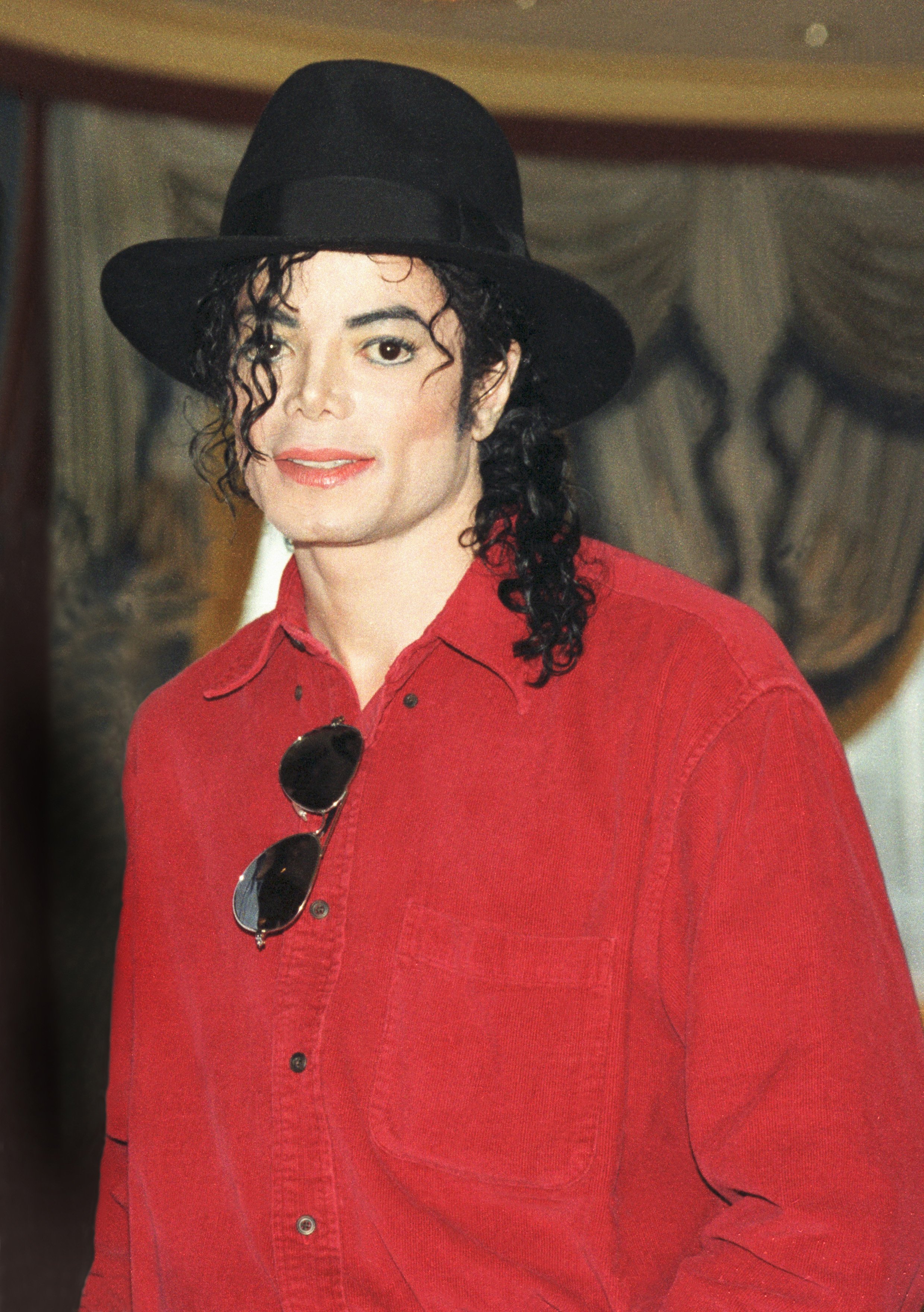 Michael Jackson en una conferencia de prensa antes de la gira "HIStory" en 1996 | Foto: Getty Images