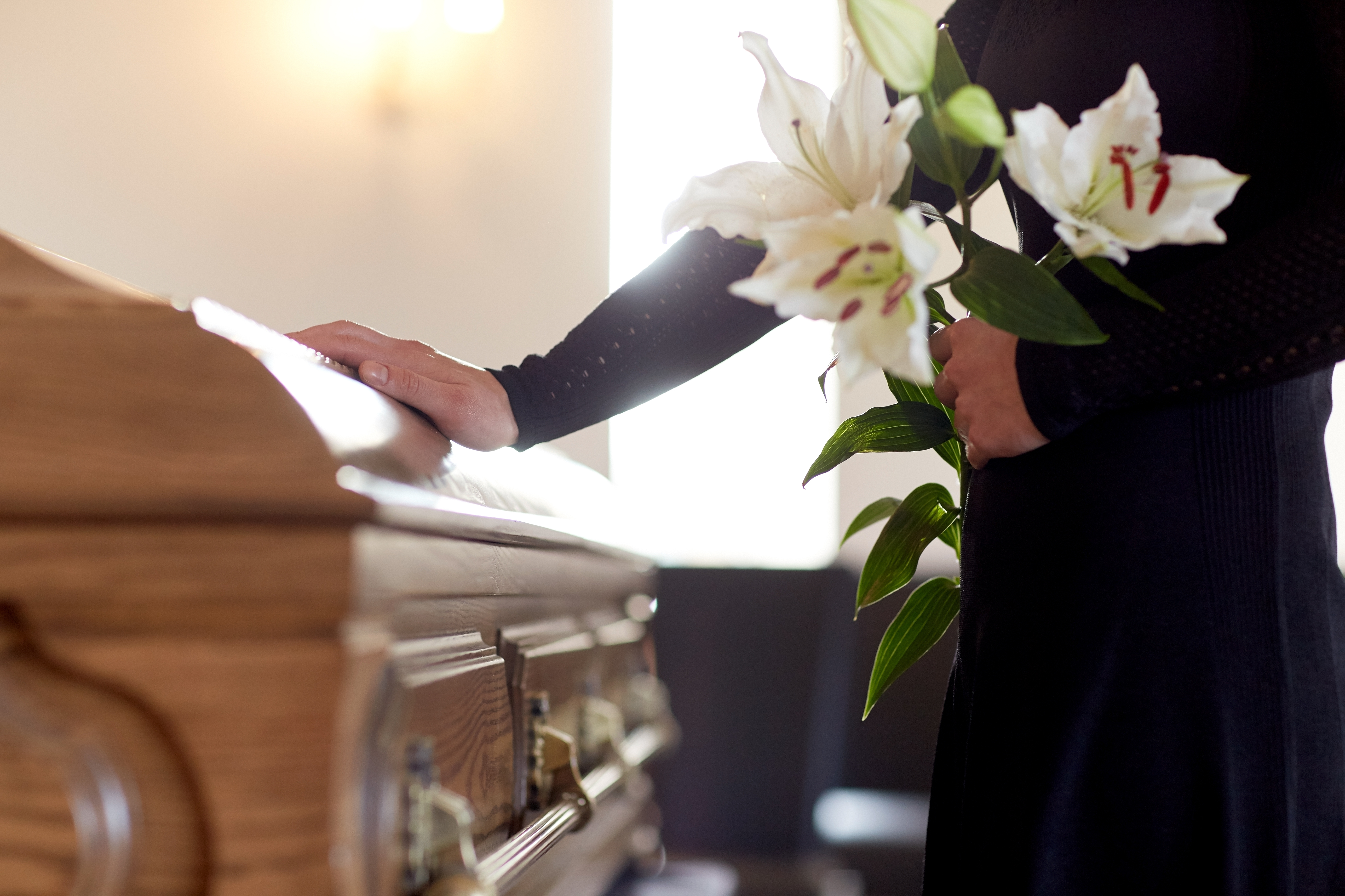 La gente aconsejó al hombre que fuera al funeral de su esposa. | Foto: Shutterstock
