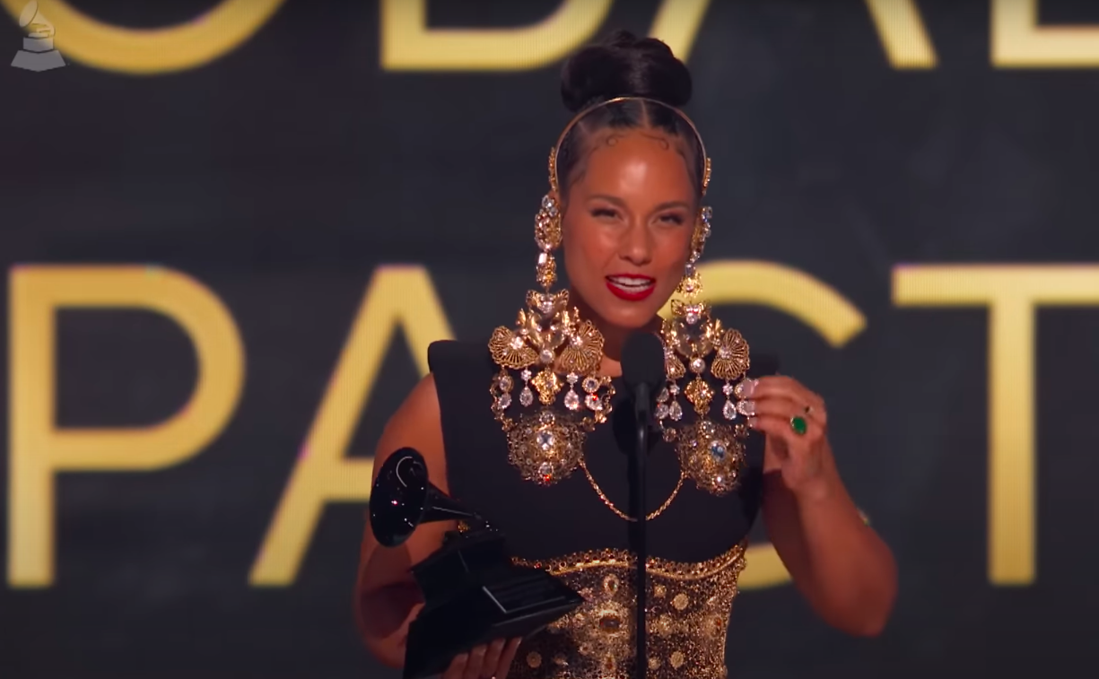 Alicia Keys durante su discurso de aceptación en los Premios Grammy, publicado el 3 de febrero de 2025 | Fuente: YouTube/Academia de Grabación/Grammys