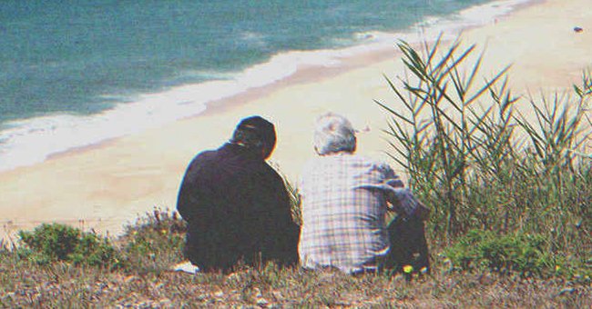 Padre e hijo sentados en la playa | Fuente: Pexels