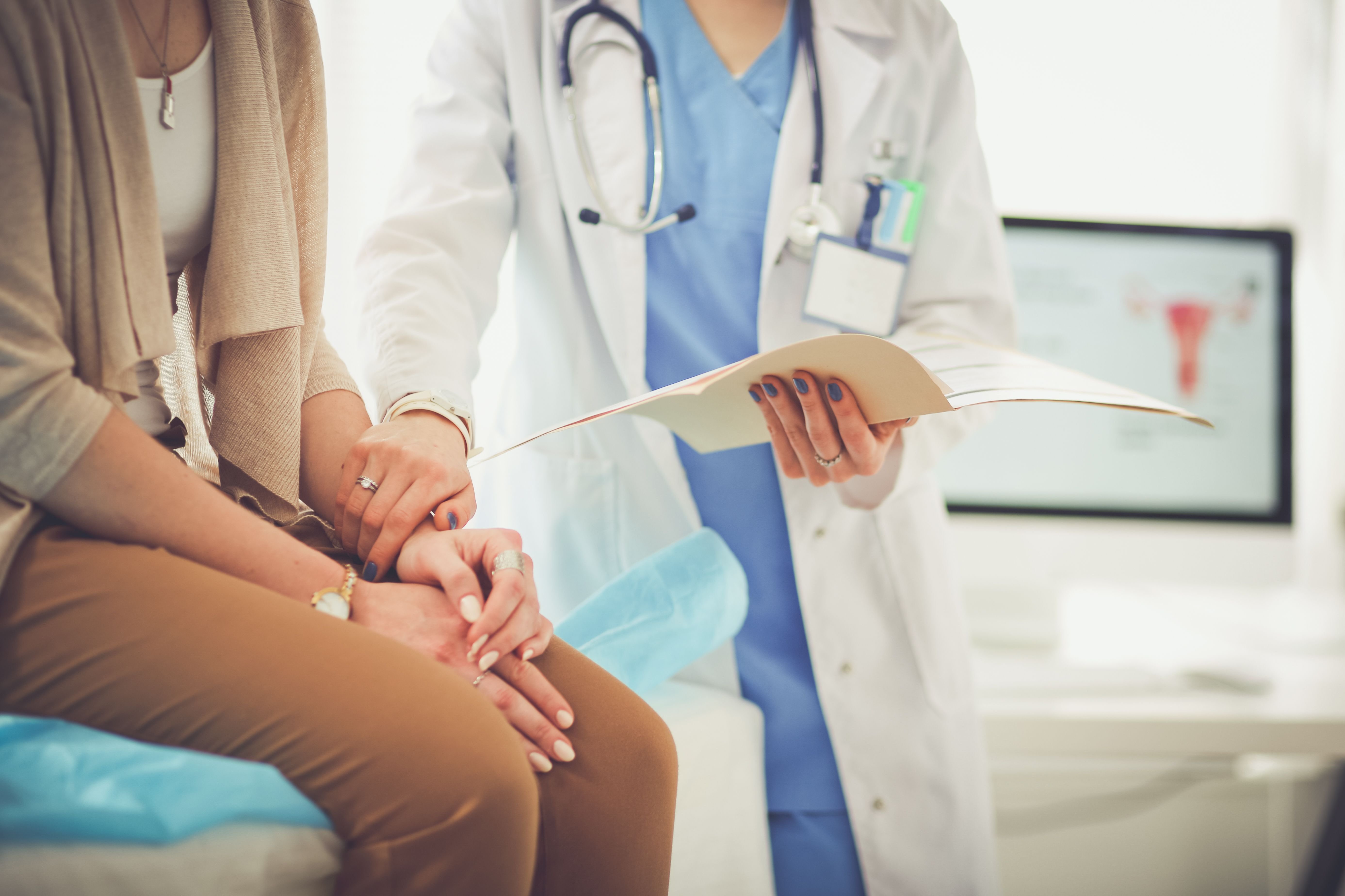 Un médico y su paciente. | Foto: Shutterstock.
