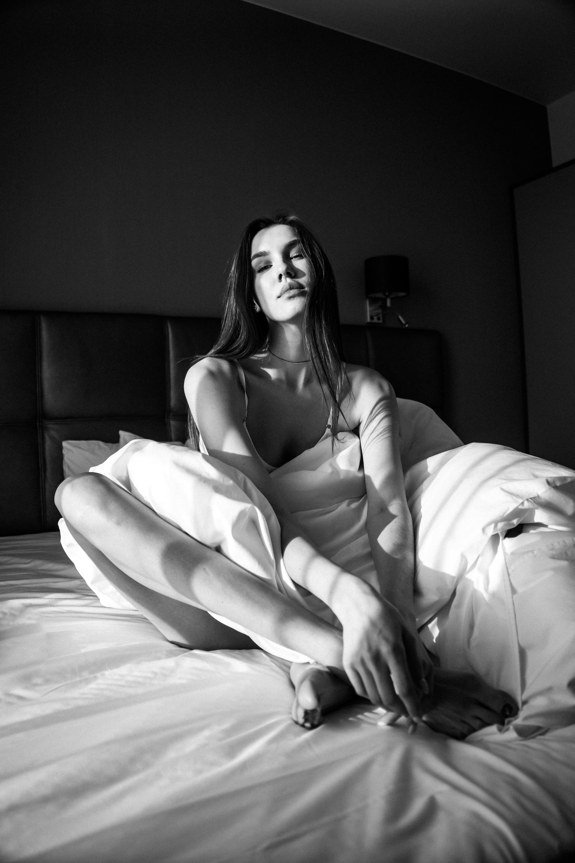 Mujer sentada en la cama | Fuente: Pexels