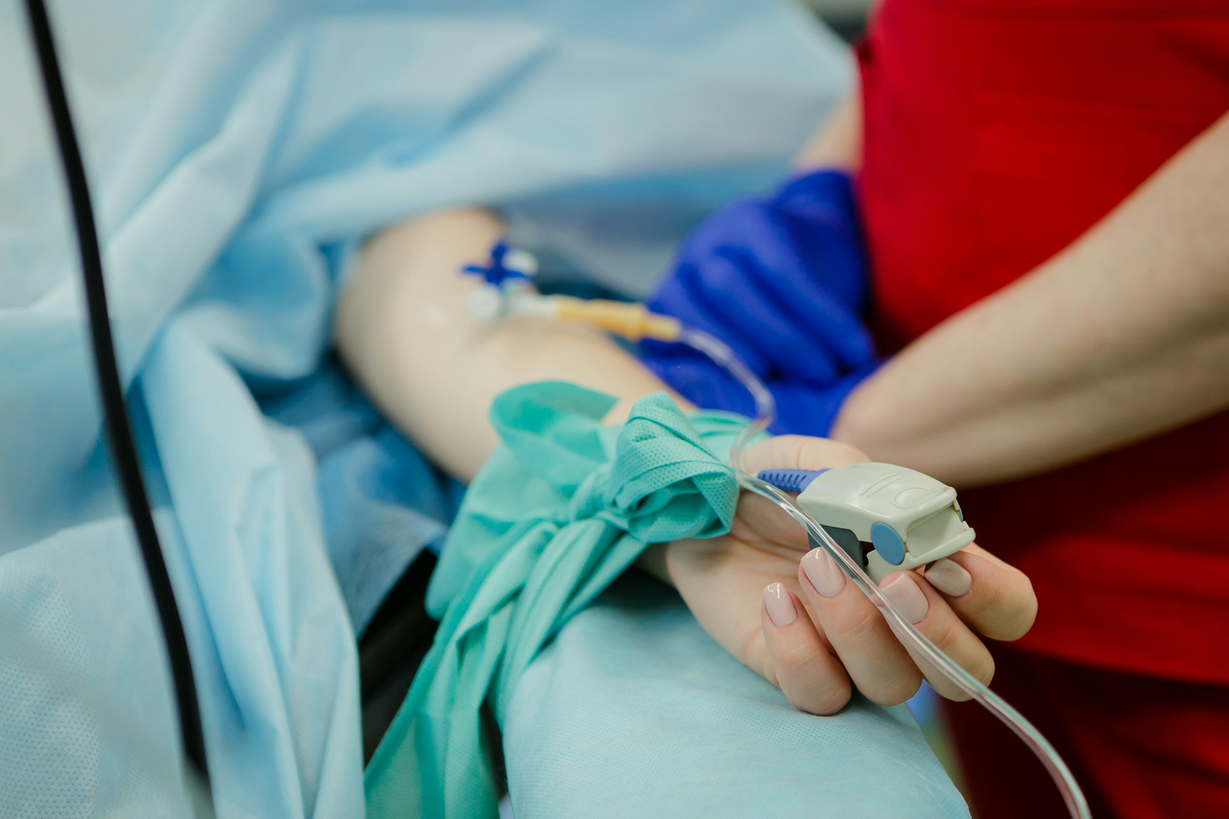 Una persona con una vía intravenosa en el hospital | Fuente: Unsplash